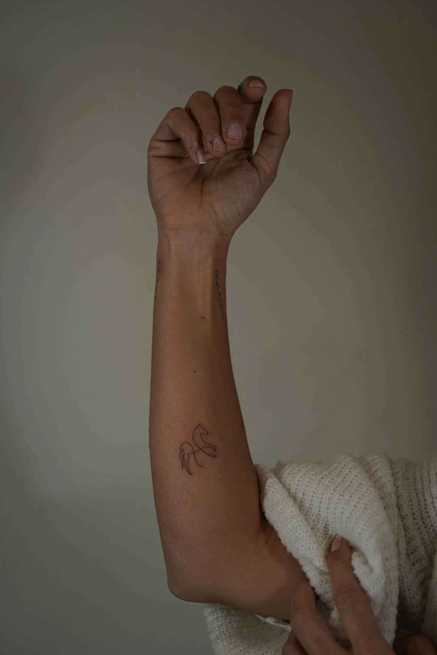 Tatuaje fineline caballo minimalista en una línea en antebrazo madrid