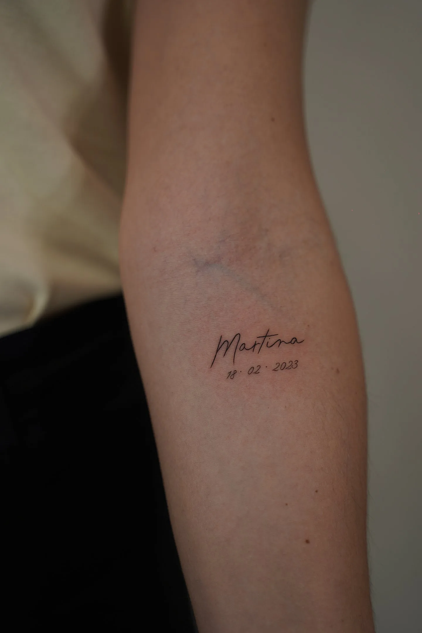 Tatuaje fineline máscaras de teatro en corazón y texto back in time madrid