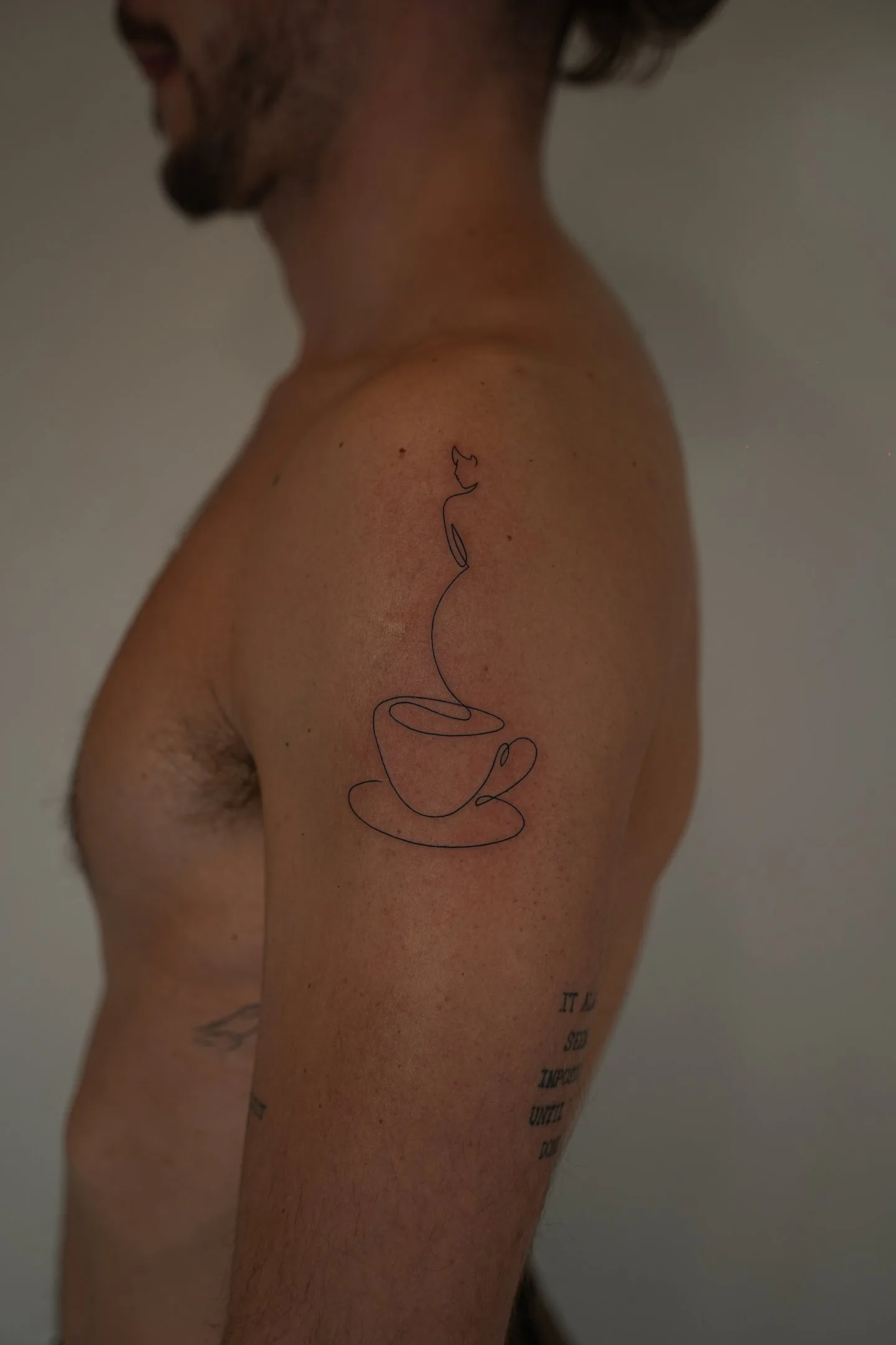 Tatuaje fineline taza de café en una sola línea continua en hombro madrid
