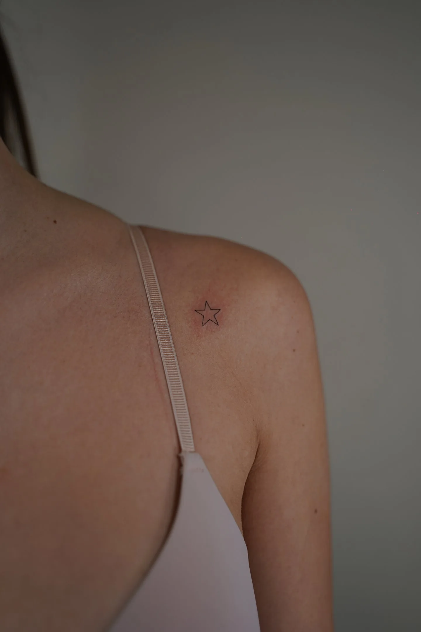 Tatuaje fineline estrella de cinco puntas pequeña en espalda madrid