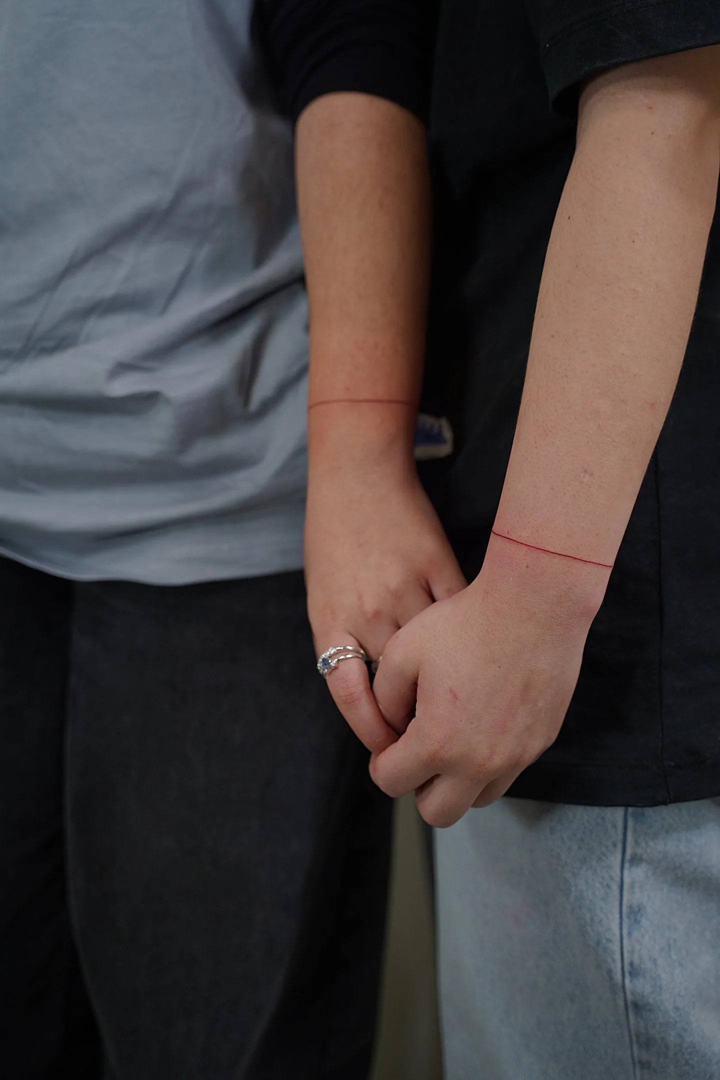 25) Línea roja alrededor de la muñeca como matching tattoo