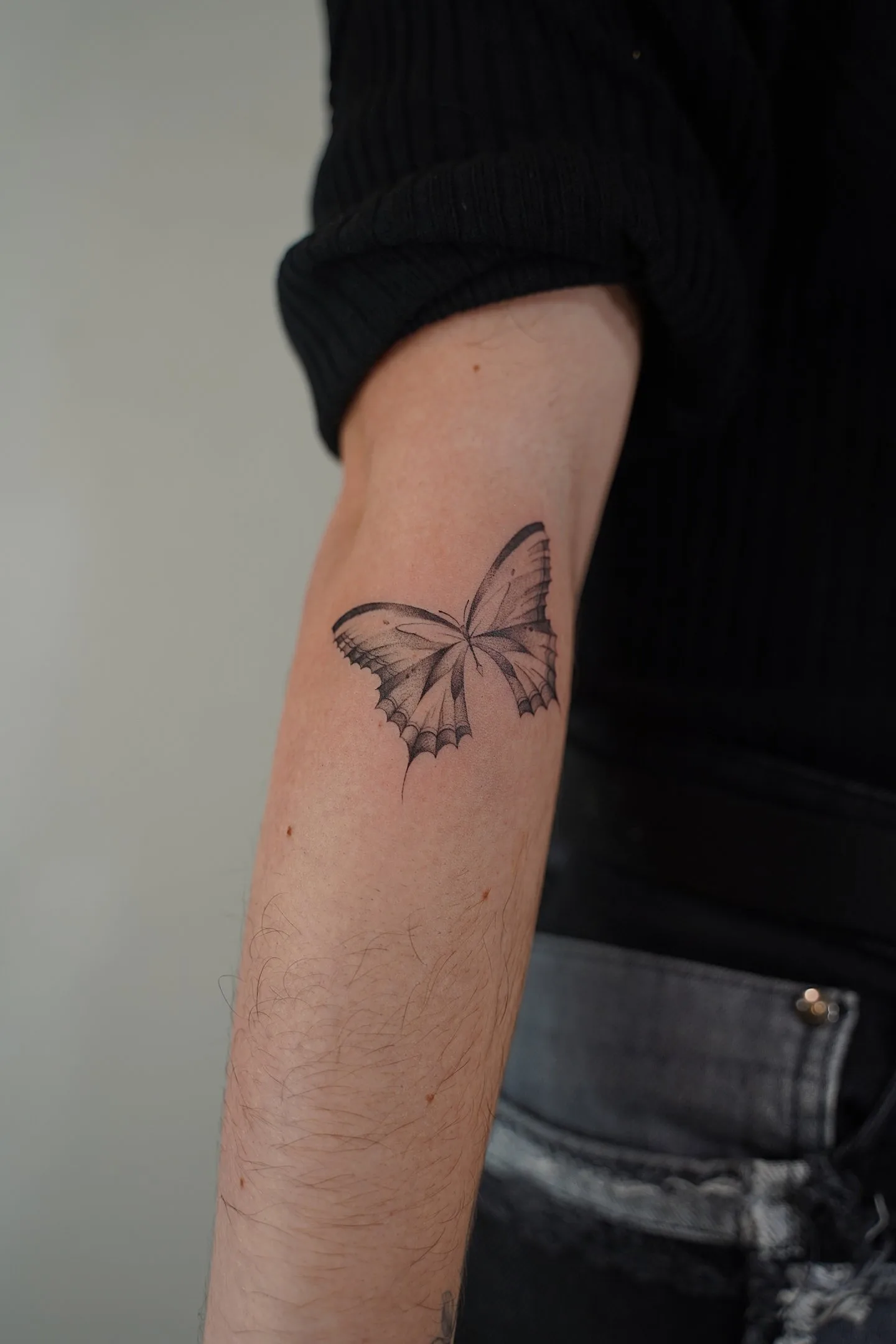 28) Mariposa en puntillismo en tamaño mediano