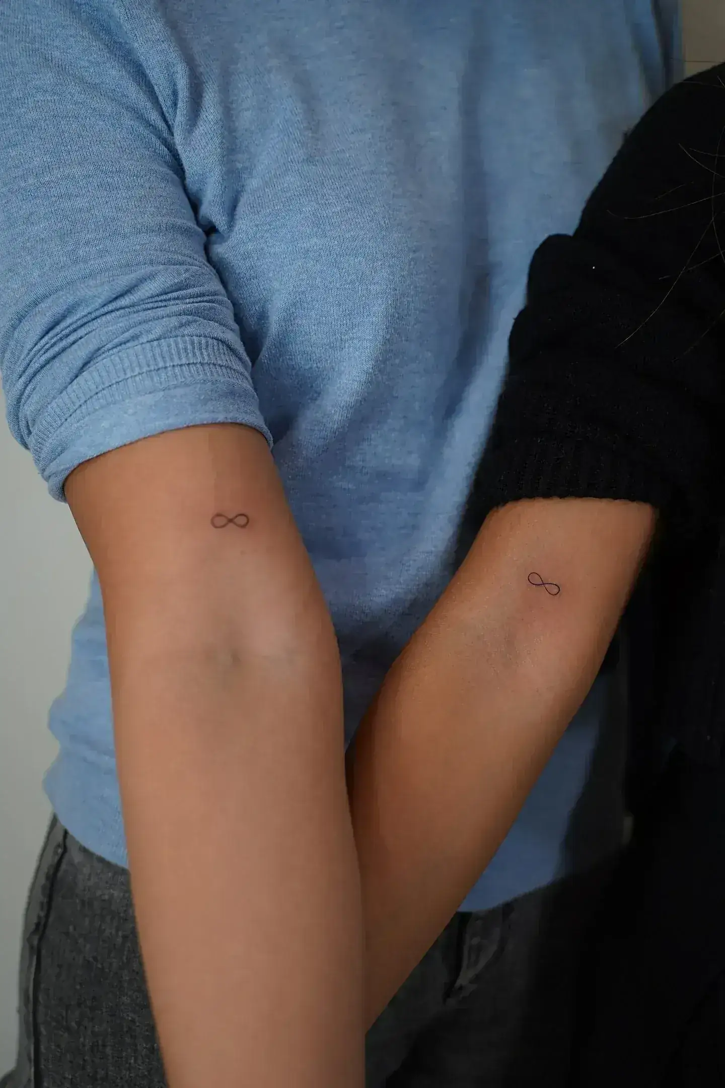 29) Símbolo de infinito como tatuaje en pareja