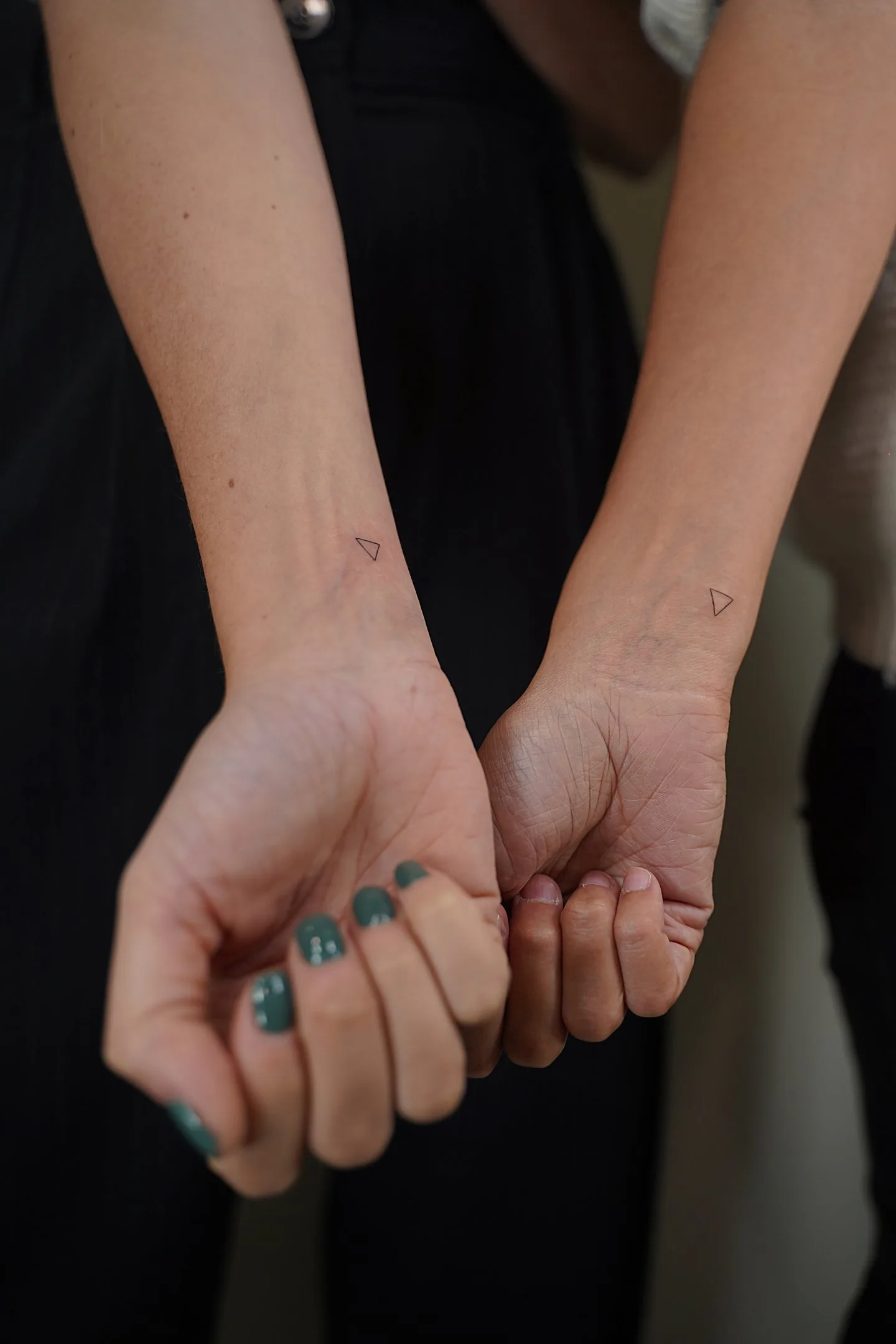 31) Dos triángulos pequeños como matching tattoo