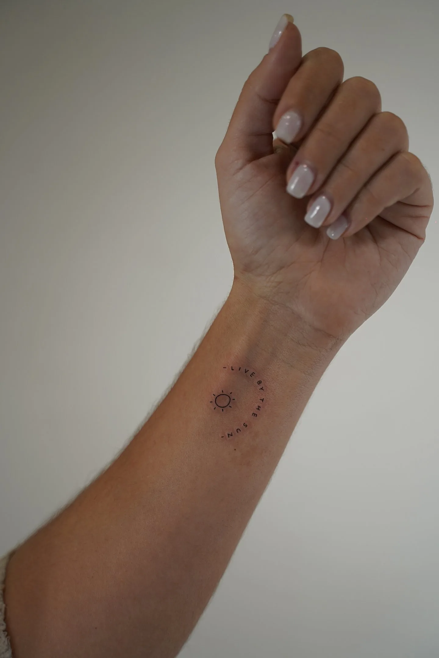 34) “Live by the sun” con pequeño sol