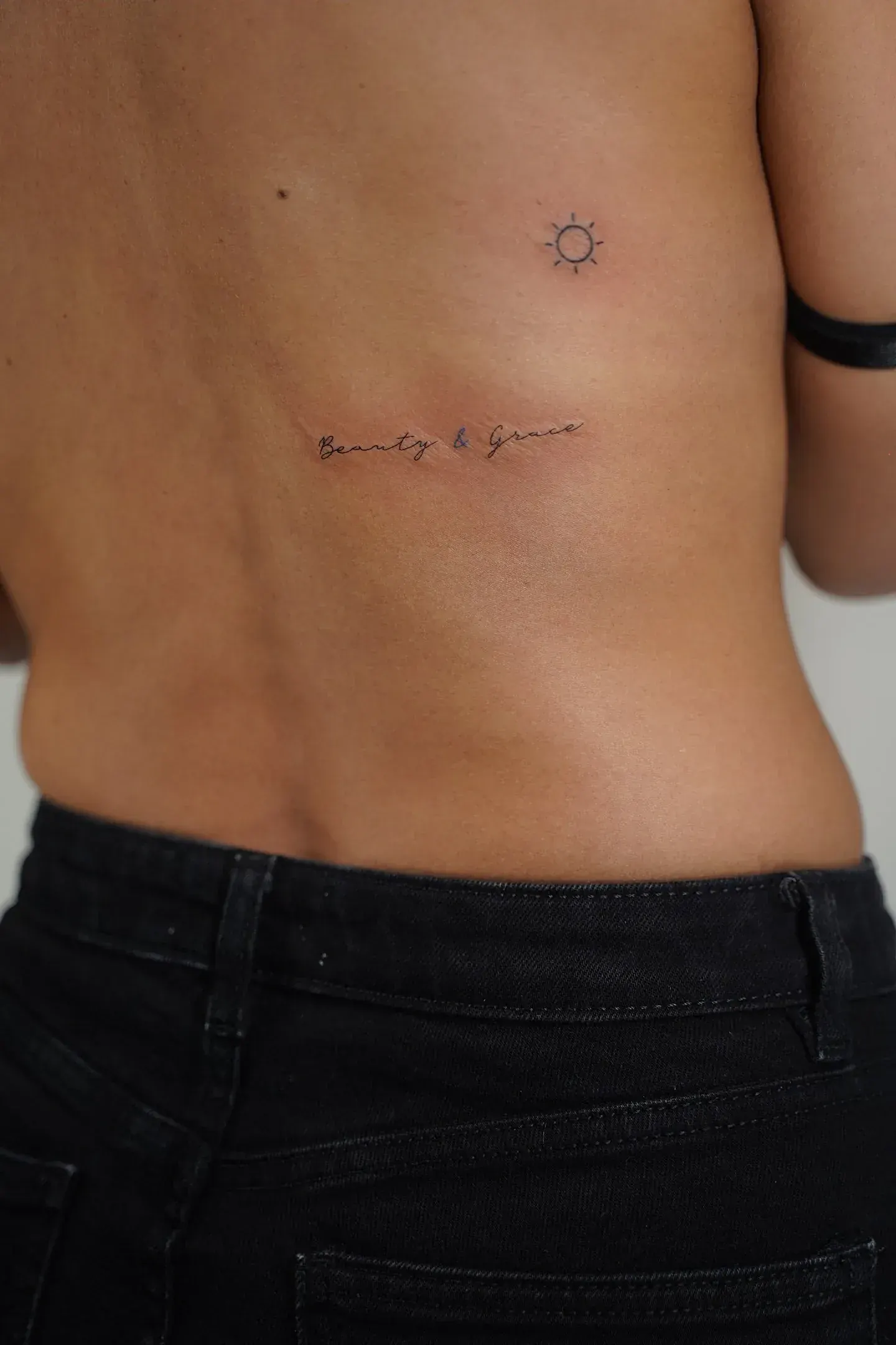 35) “Beauty and Grace” con sol minimalista en azul