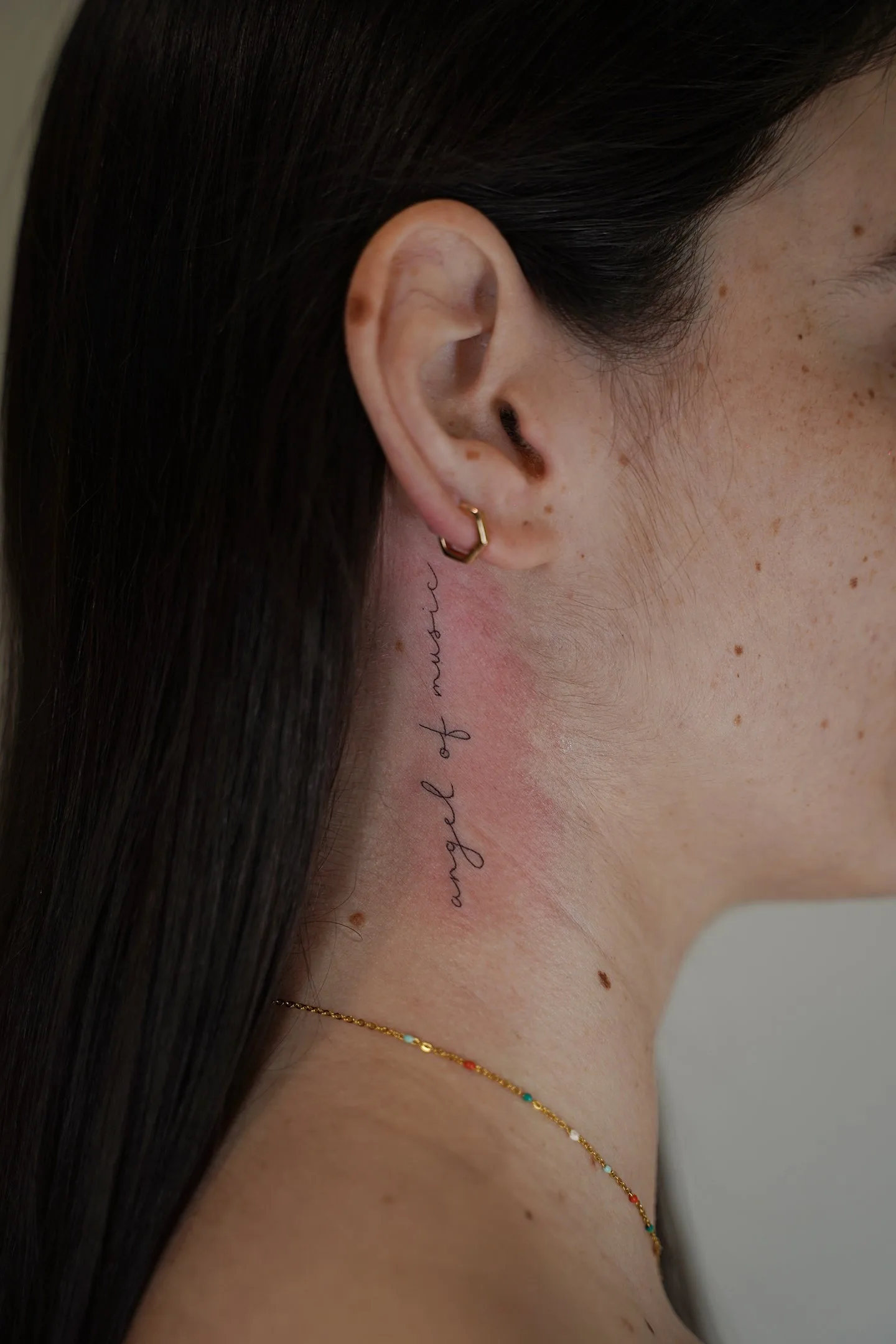 38) “Angel of music” en vertical en el cuello