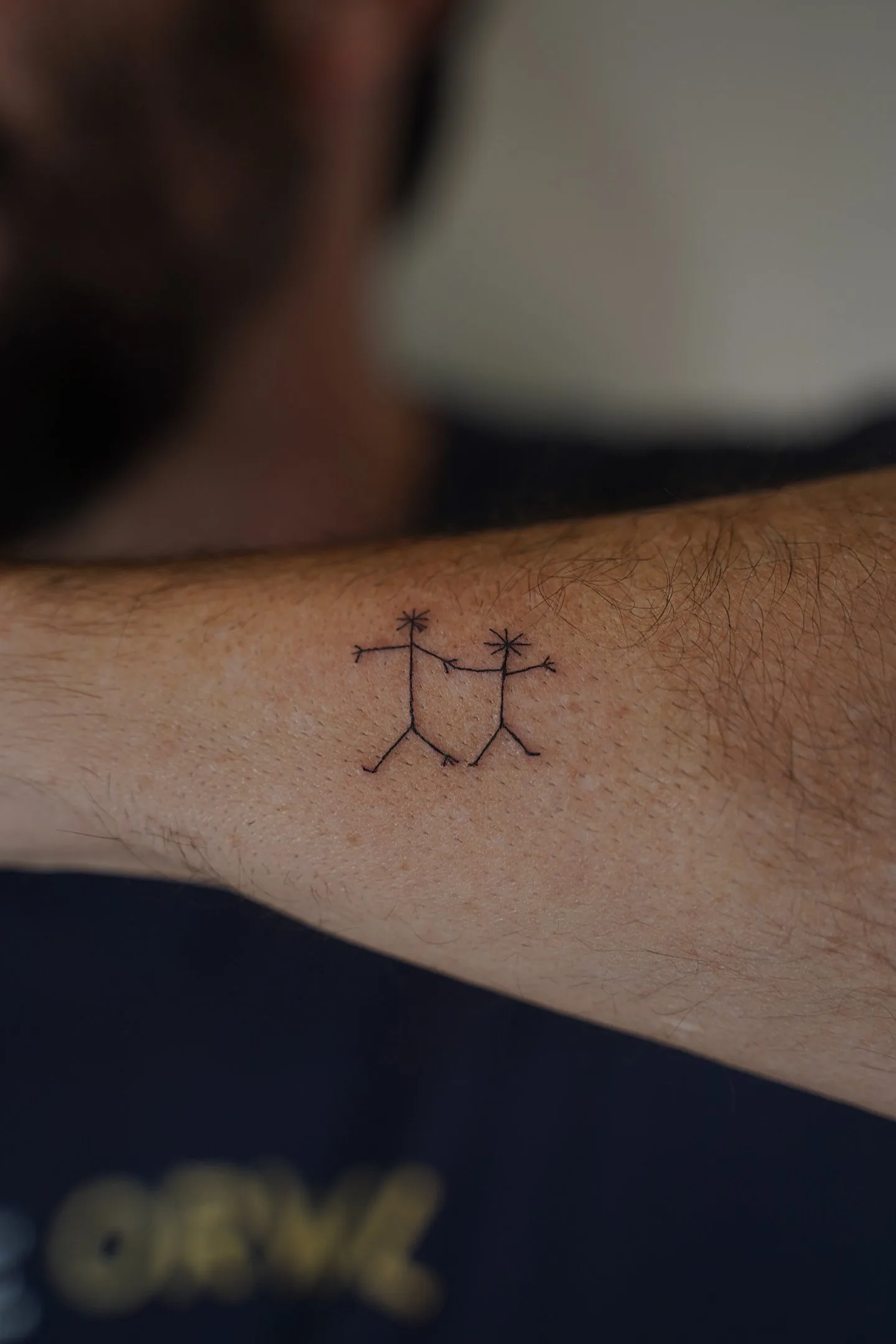 43) Muñecos tipo dibujo infantil en el antebrazo