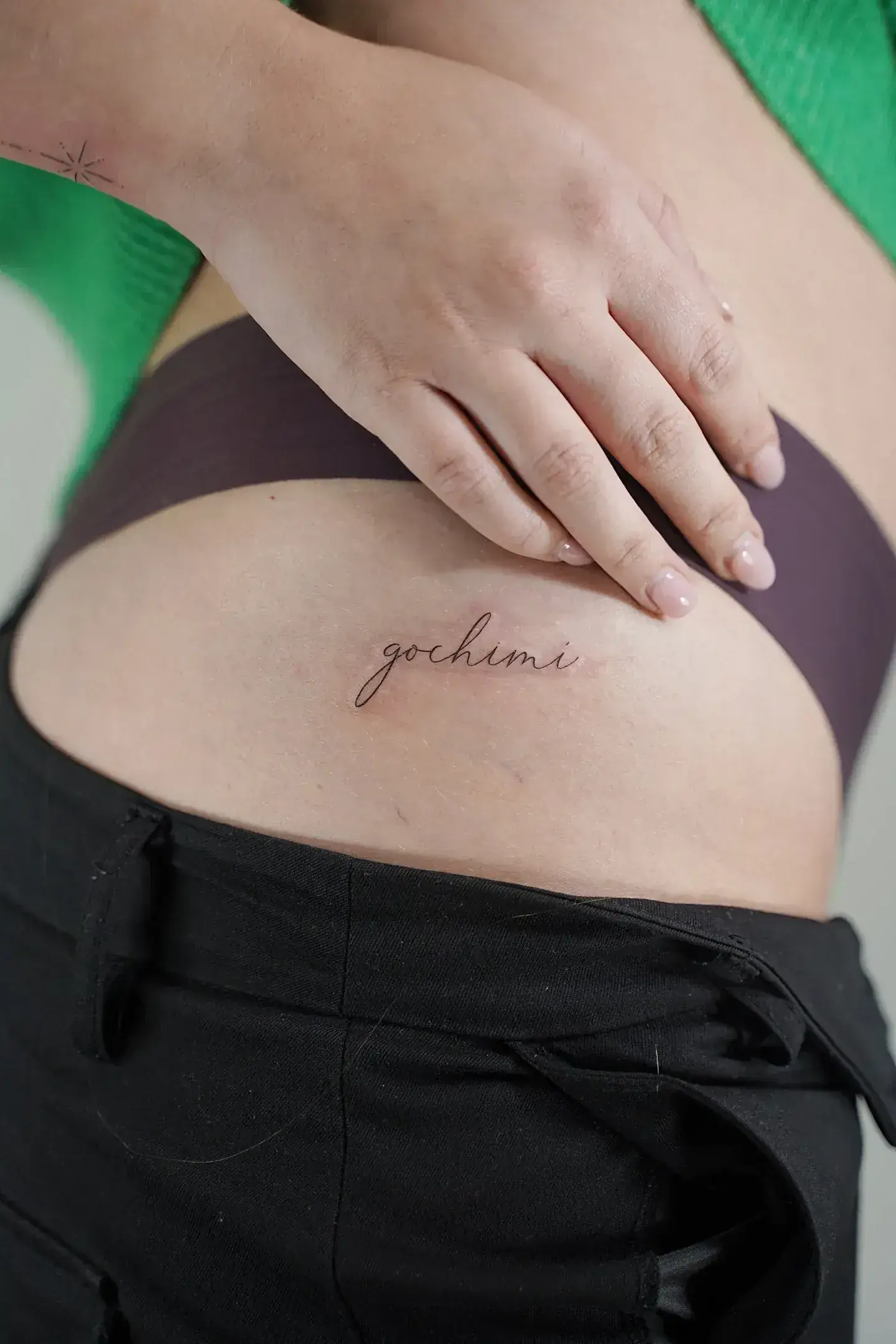 59) “gochimi” en cursiva en la cadera