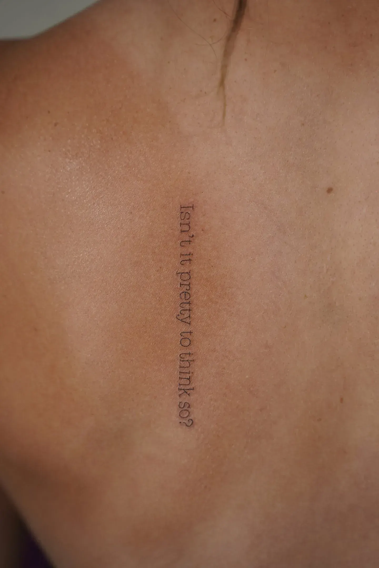 64) “Isn’t it pretty to think so?” en vertical en la espalda