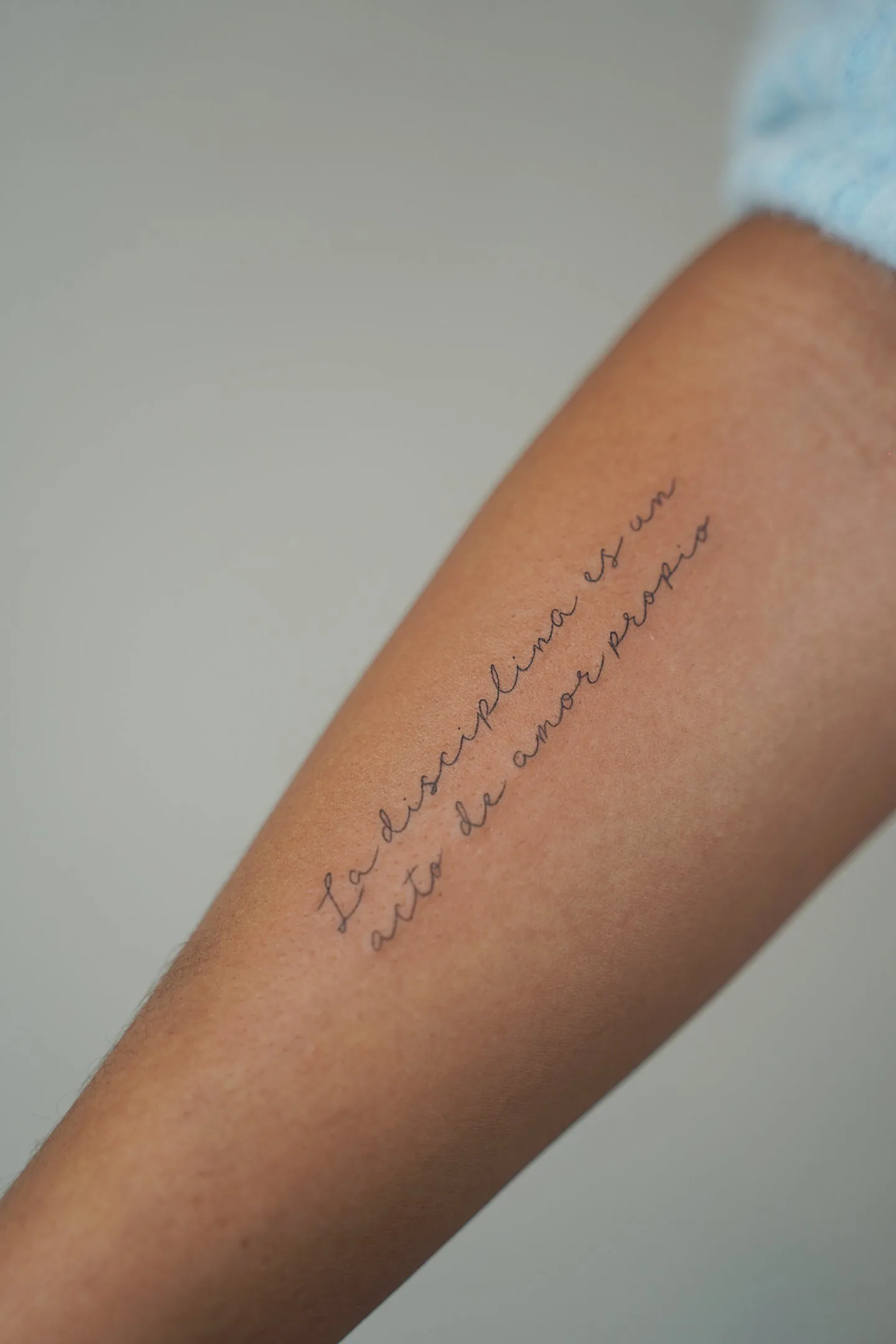 67) “La disciplina es un acto de amor propio” en cursiva elegante