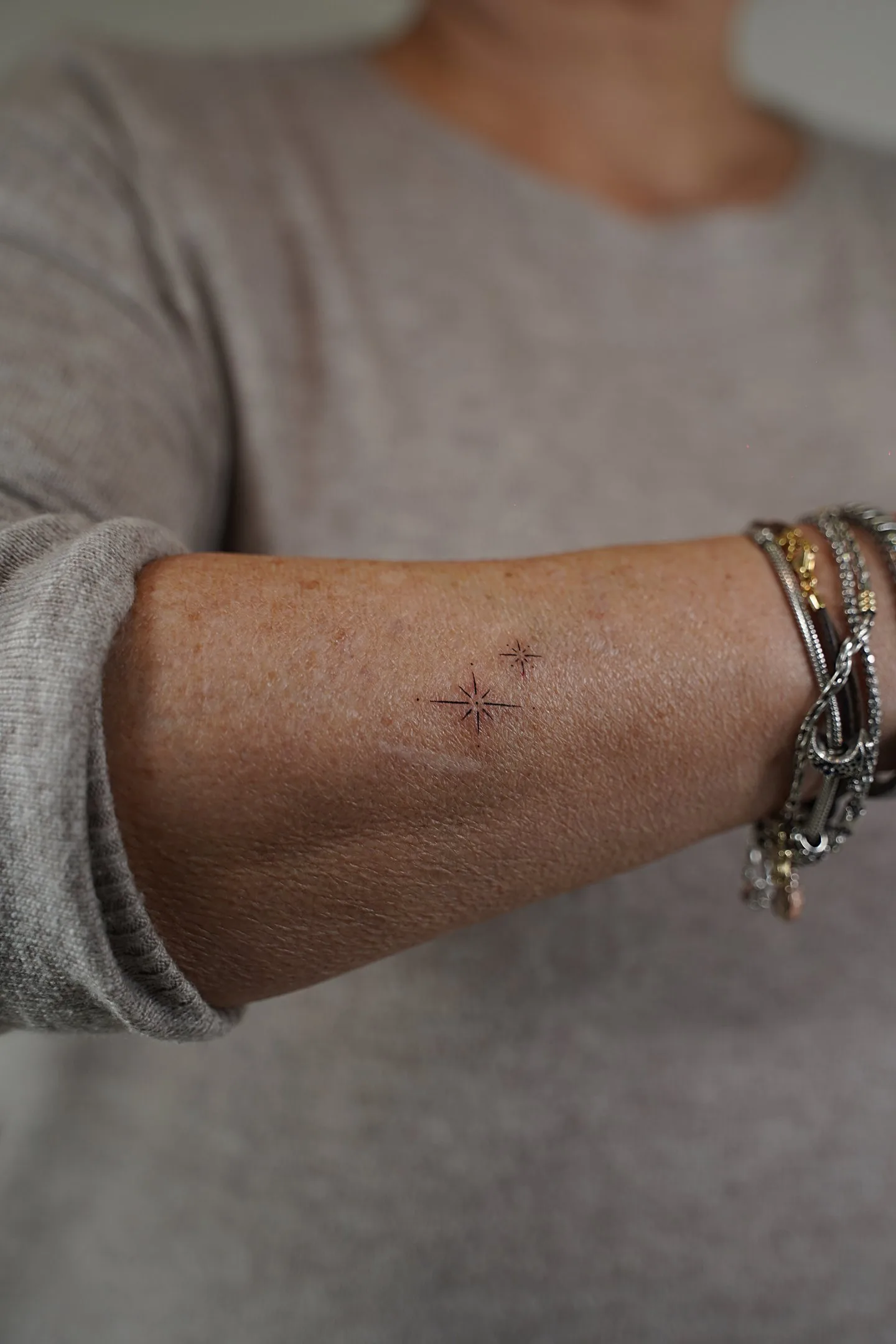 69) Dos destellos minimalistas en el brazo
