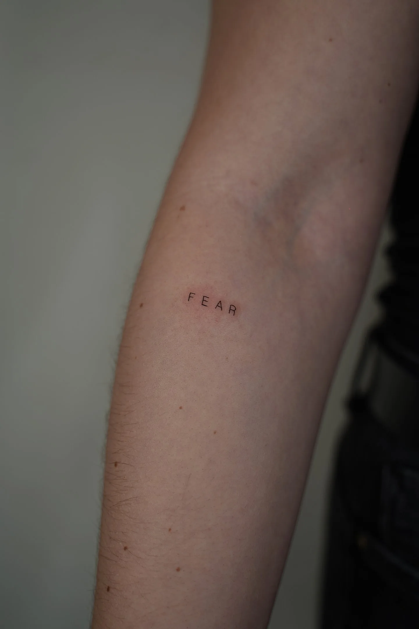 74) “FEAR” en mayúsculas con separación