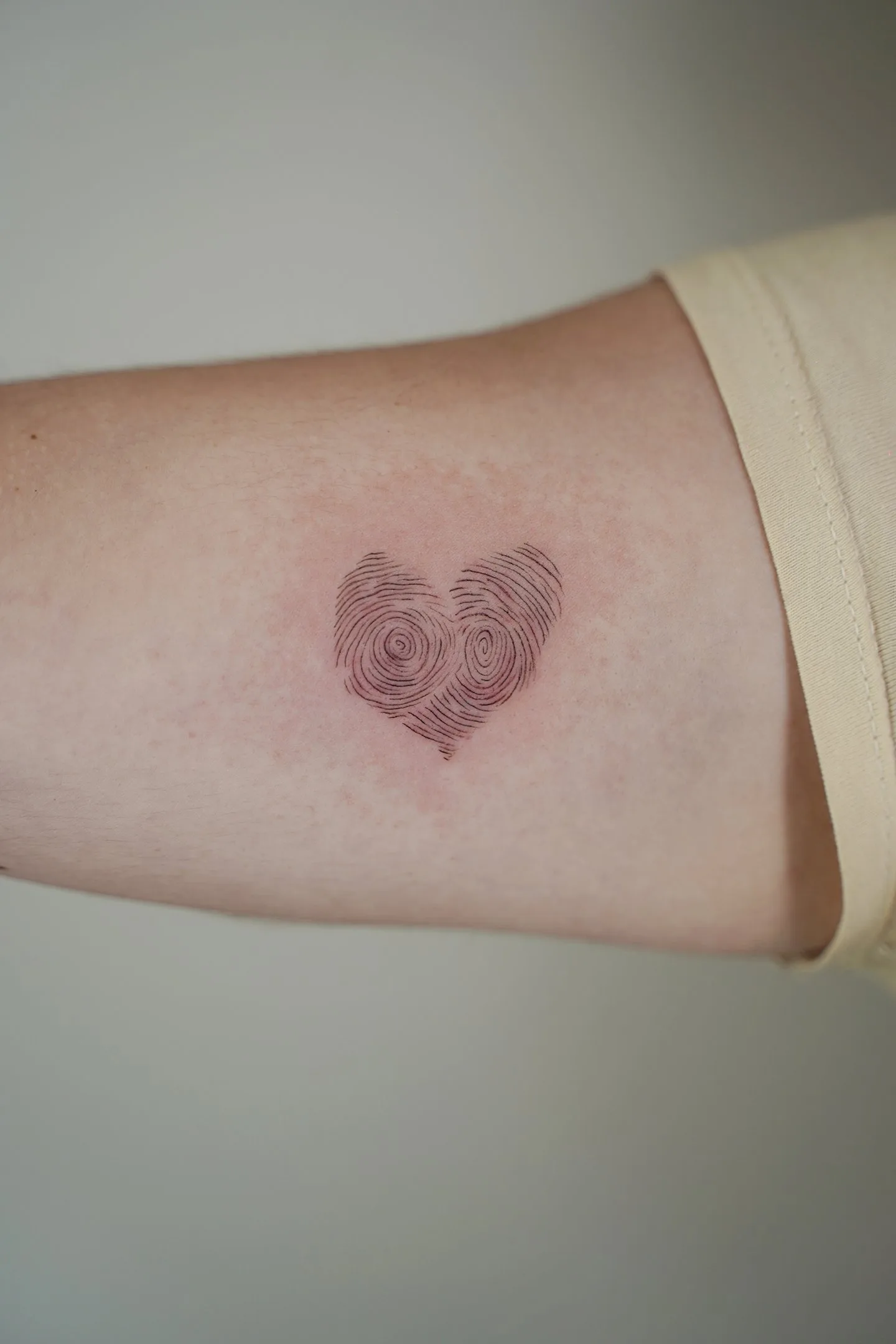 82) Huellas dactilares formando un corazón