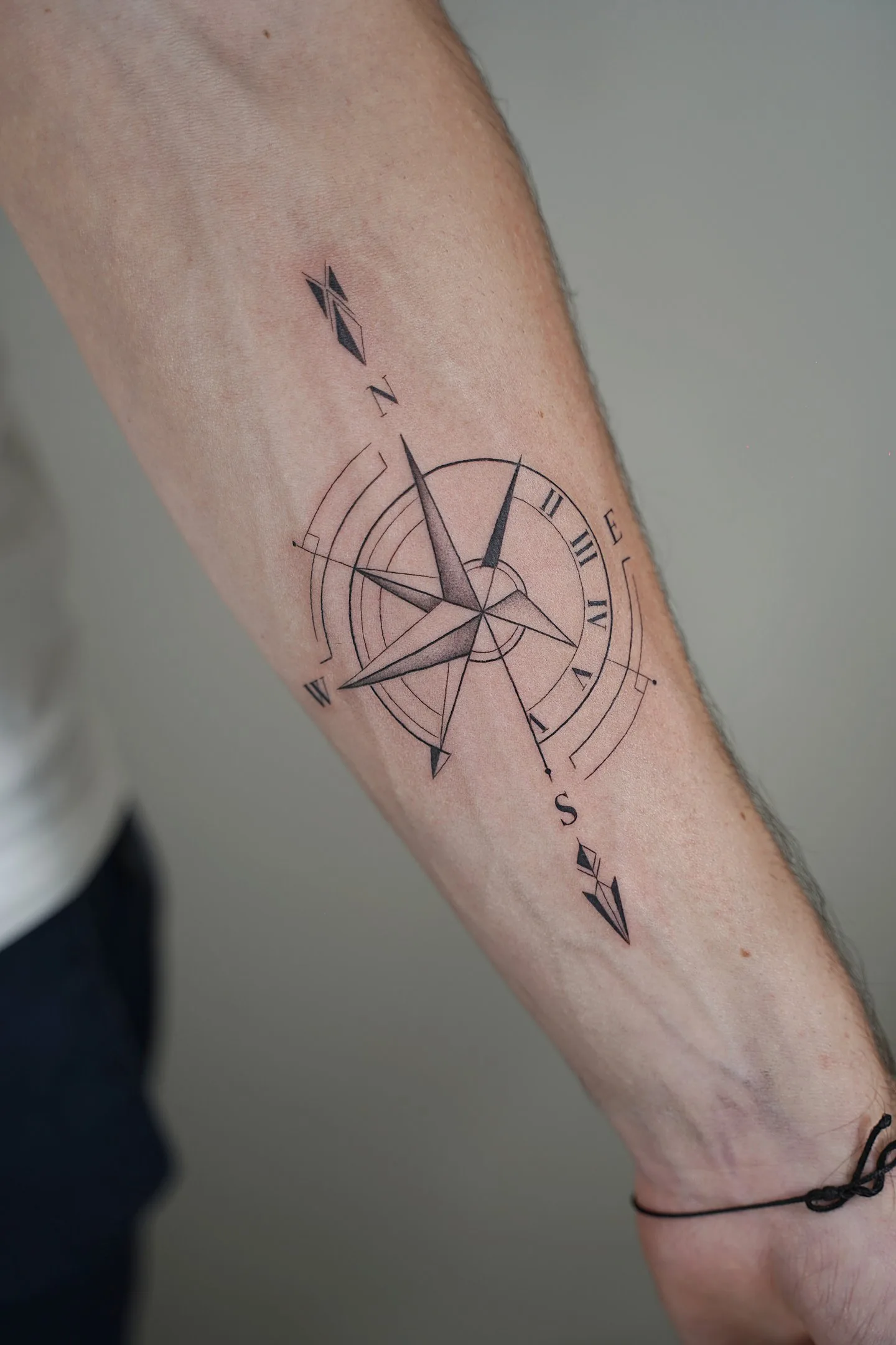 84) Brújula con reloj y geometría detallada