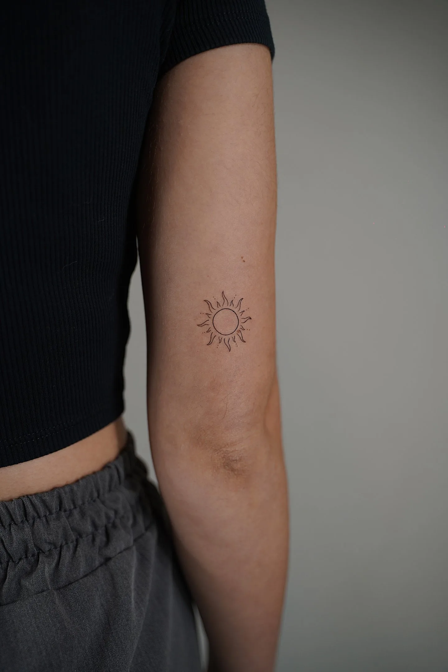 85) Sol minimalista con diseño de rayos diferente