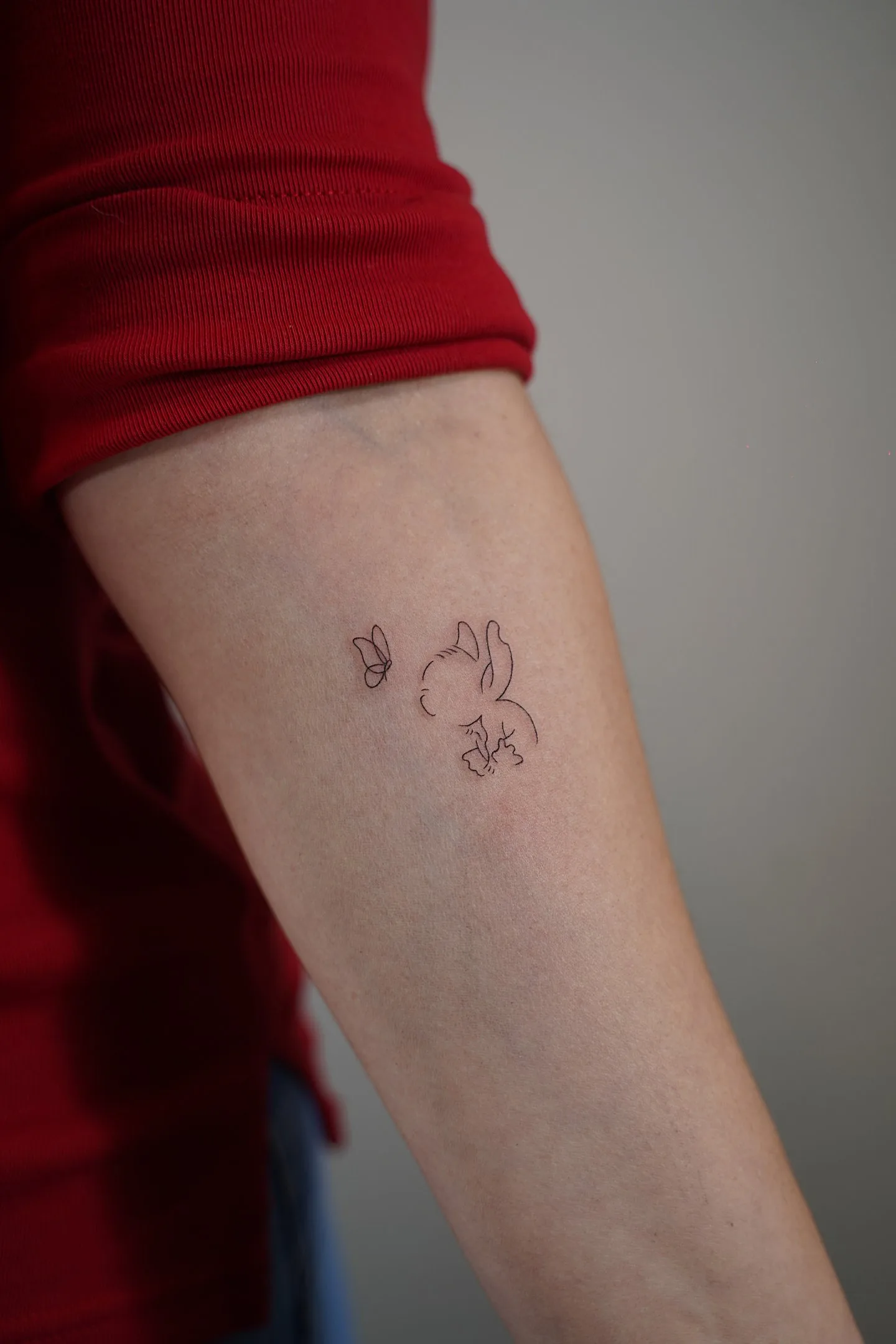 86) Personaje estilo Stitch en versión lineal con mariposa one line