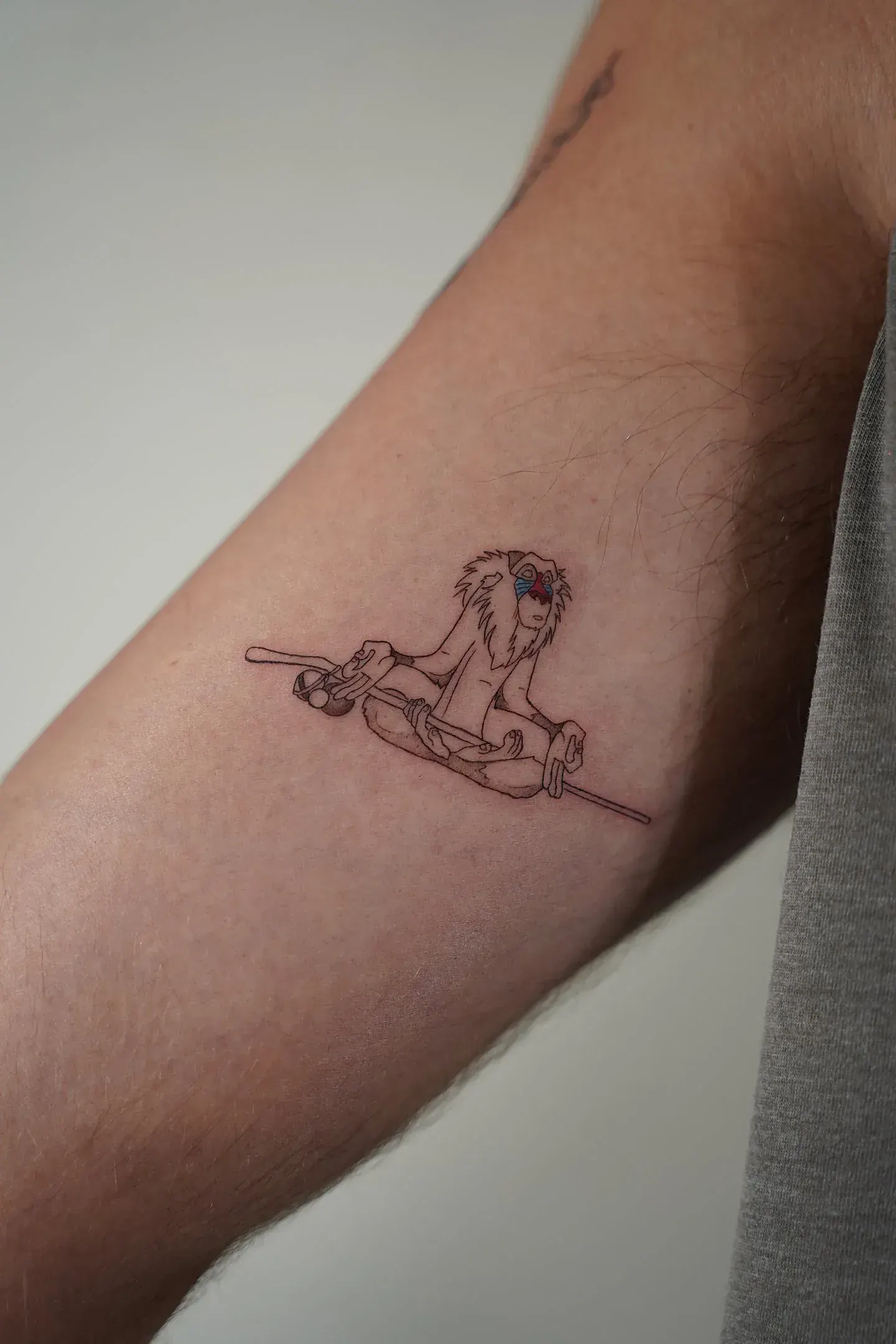 99) Rafiki en versión fineline con toque de color