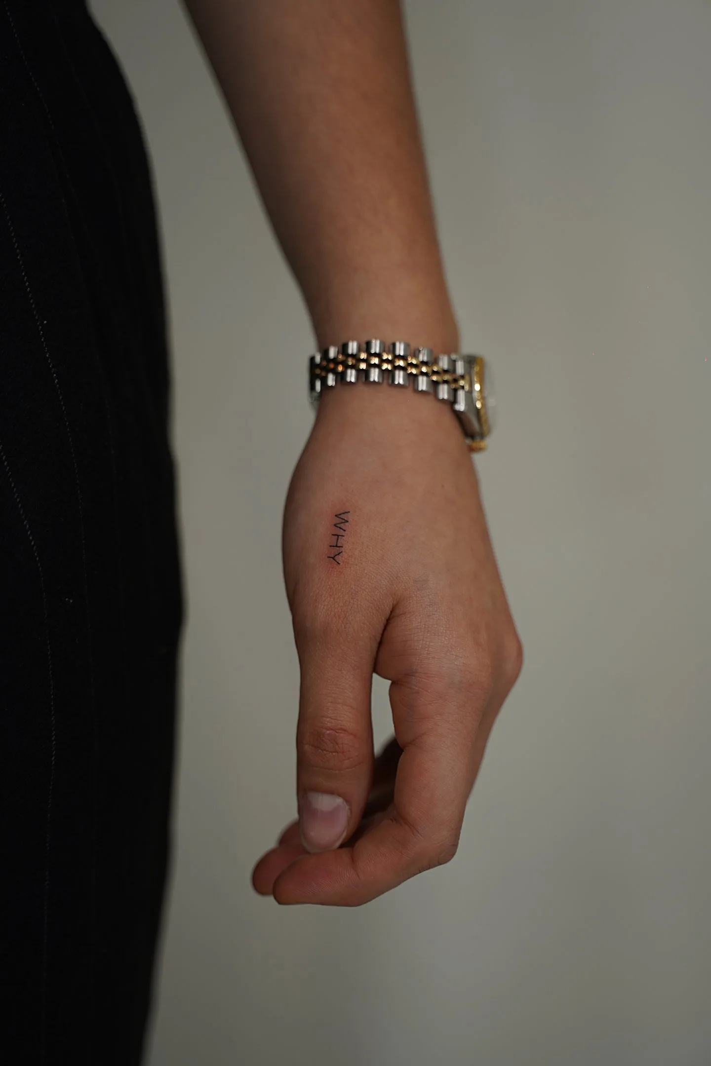9) “WHY” en mayúsculas en la mano
