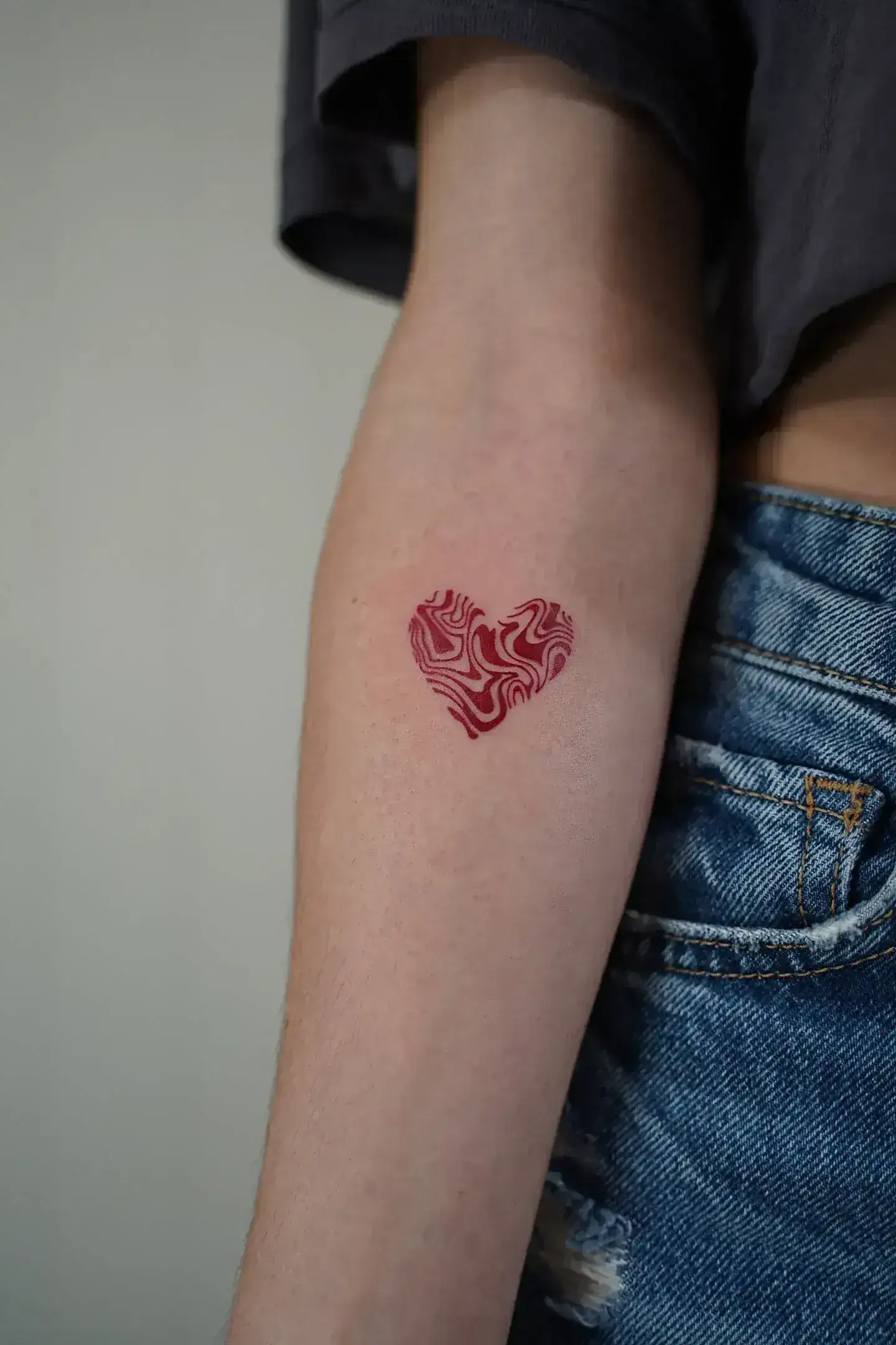 14) Corazón abstracto en tinta roja