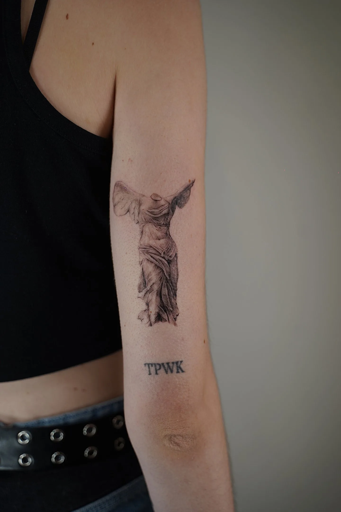 21) Estatua de Nike en línea fina