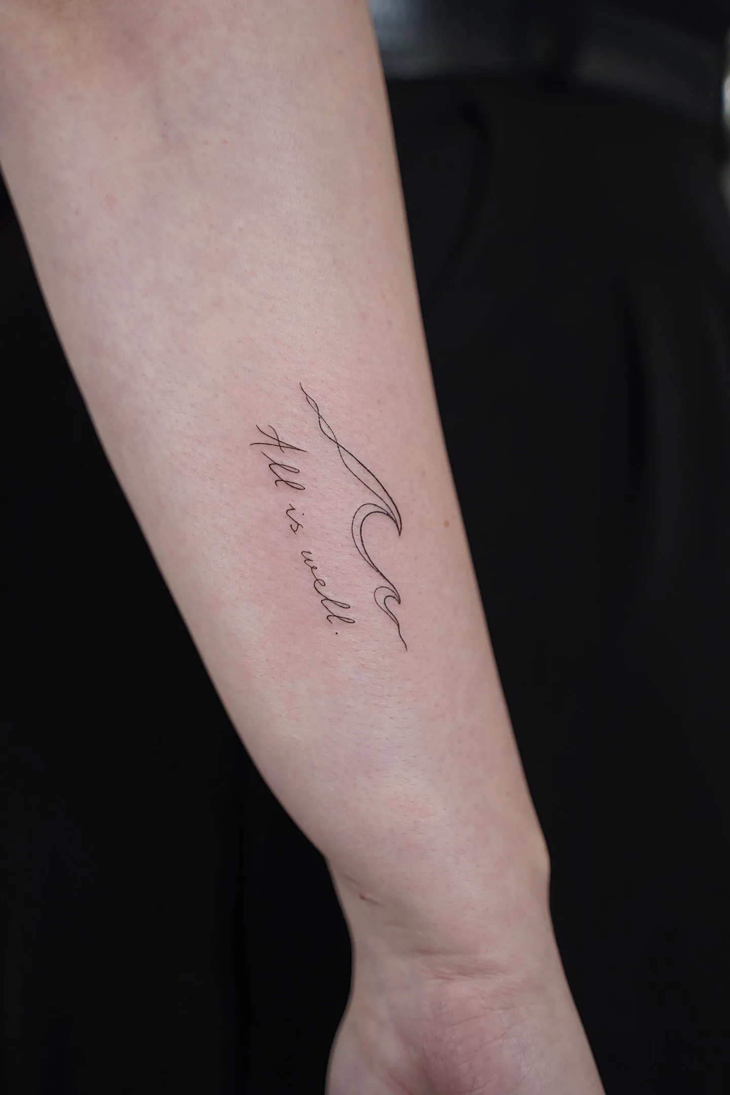 23) “All is well” con olas de doble línea