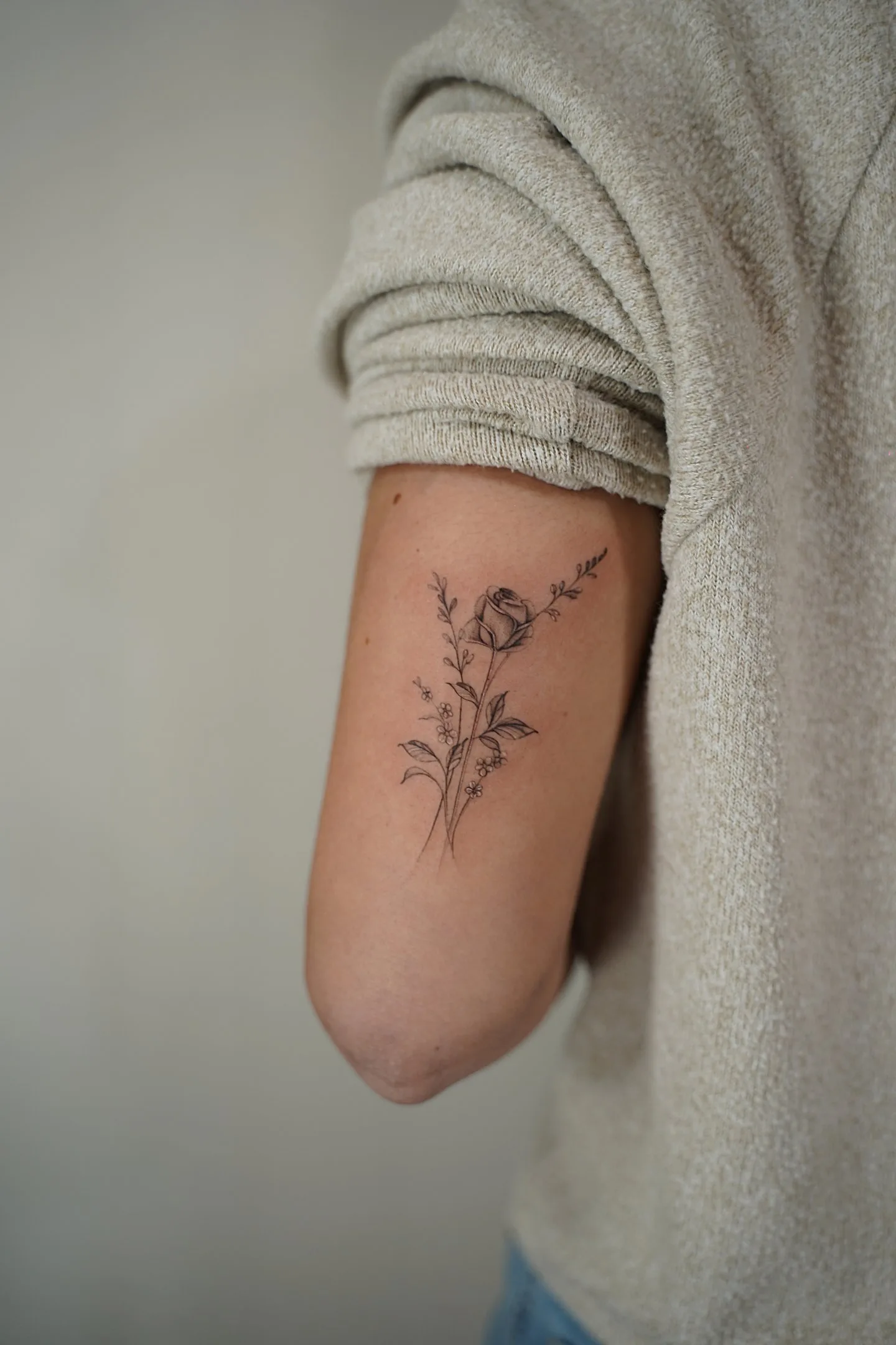 24) Rosa con adornos y composición elegante
