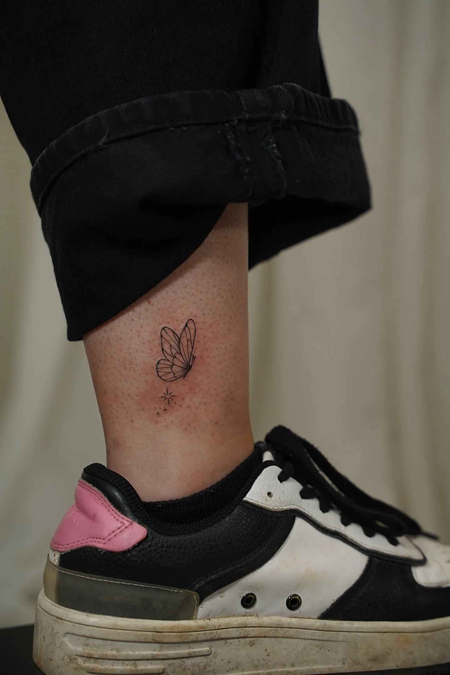 30) Mariposa con destellos en la pierna