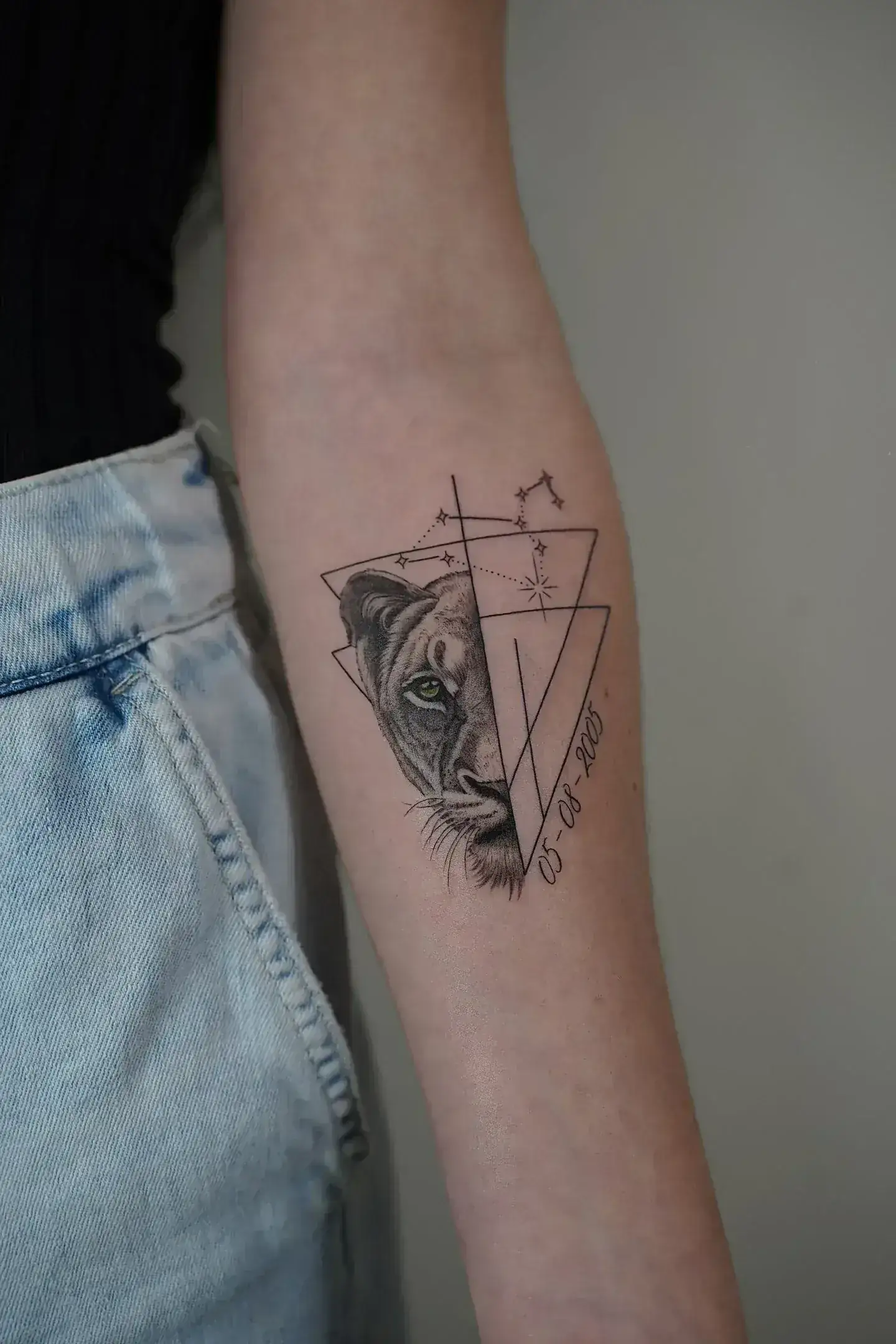 31) Leona realista con geometría, constelación y fecha