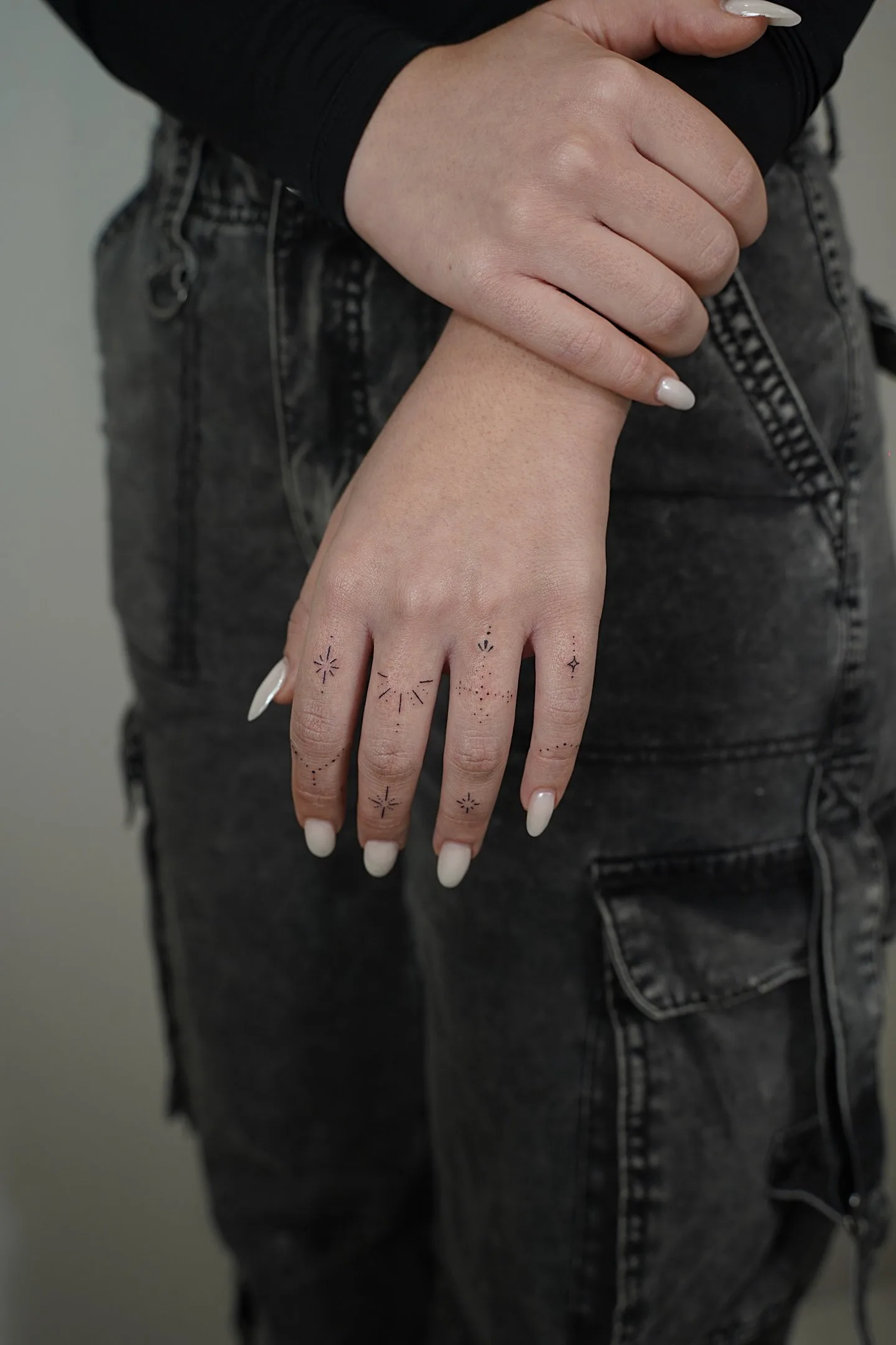 36) Composición de tatuajes en los dedos