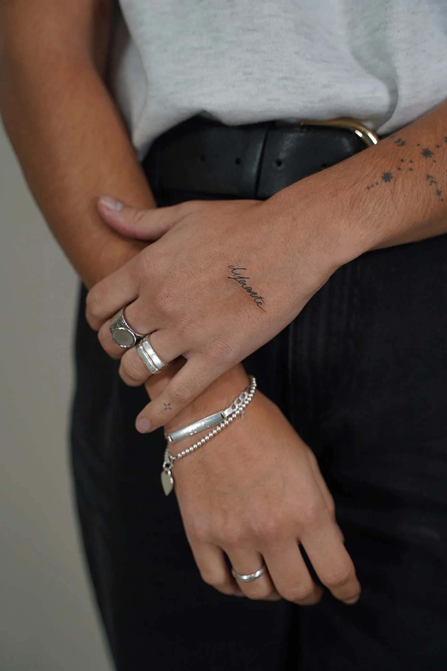 39) “diferente” en minúsculas en la mano