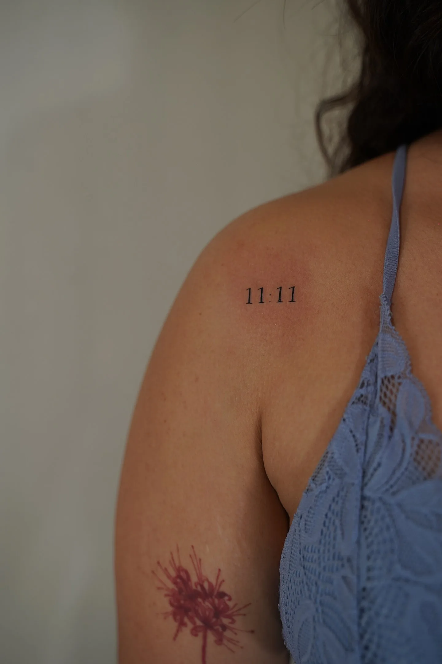 45) 11:11 en el hombro