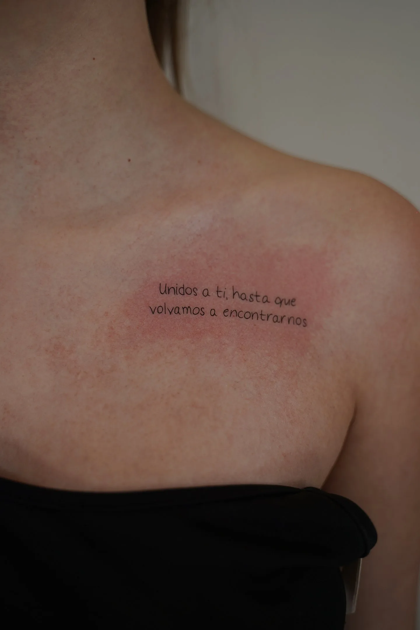 48) “Unidos a ti hasta que volvamos a encontrarnos” en el pecho