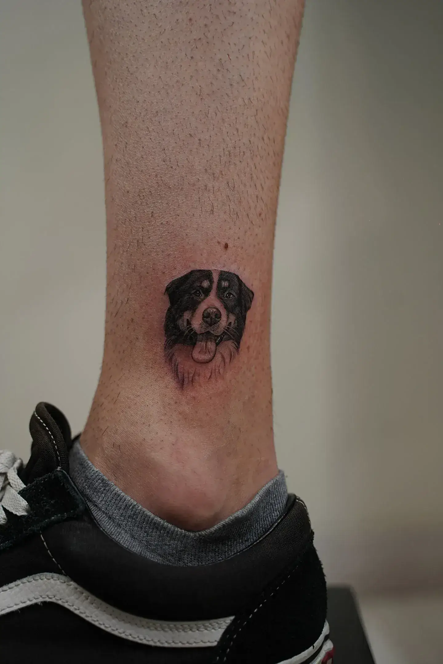51) Perro microrealista en el tobillo