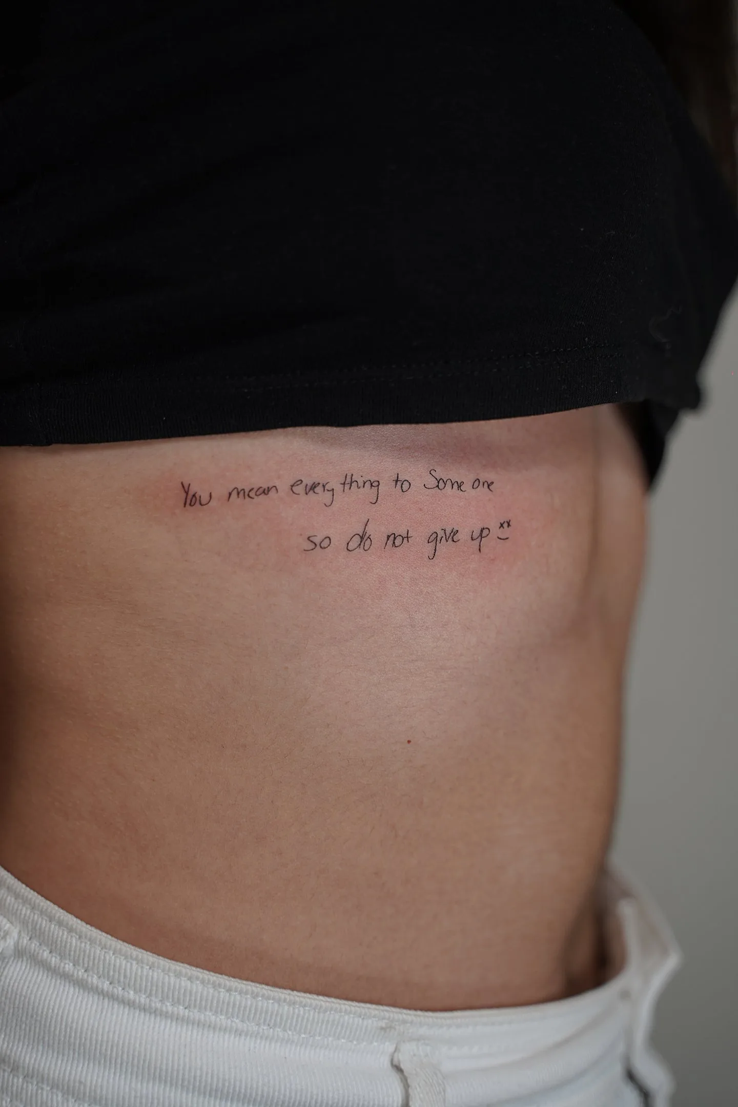 52) “You mean everything to someone, so do not give up” en las costillas