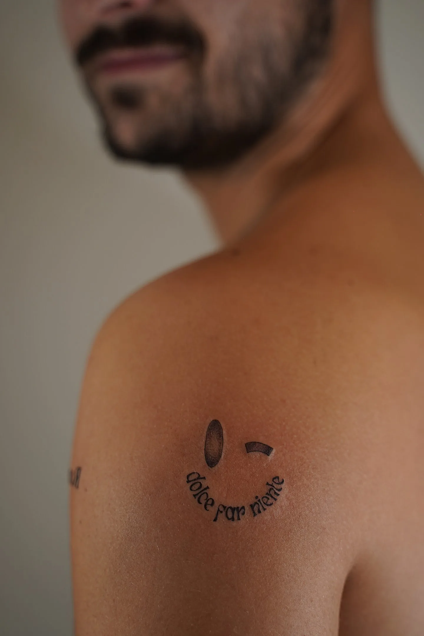 57) Carita guiñando un ojo con sonrisa “dolce far niente”