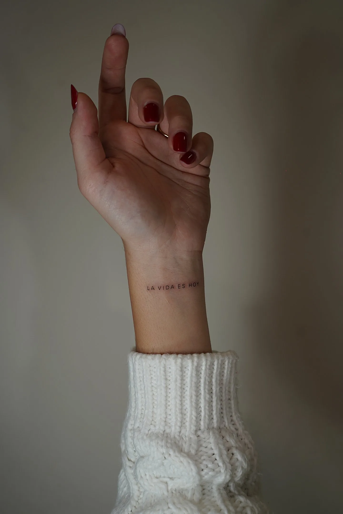 64) “LA VIDA ES HOY” en mayúsculas