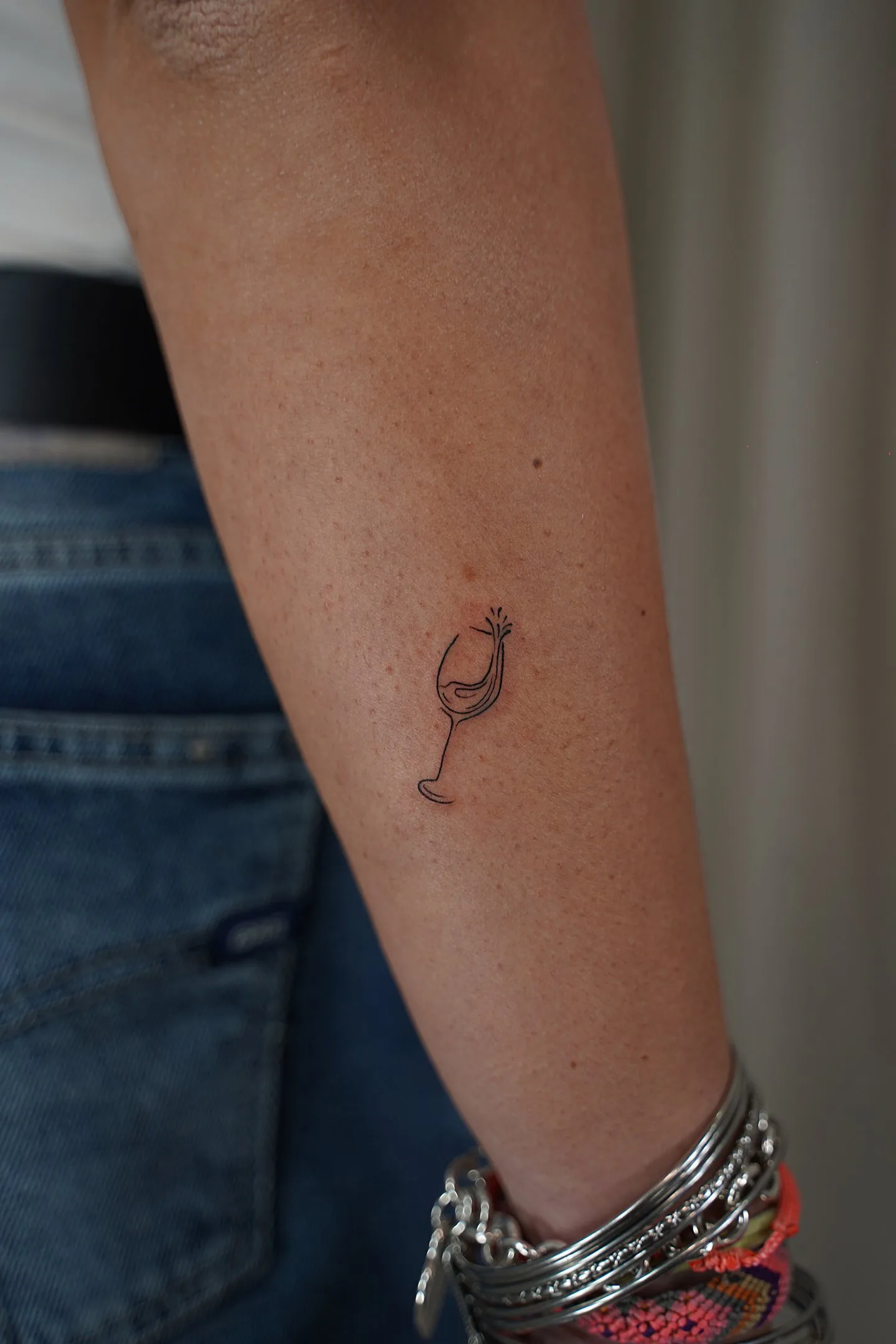 68) Copa de vino brindando