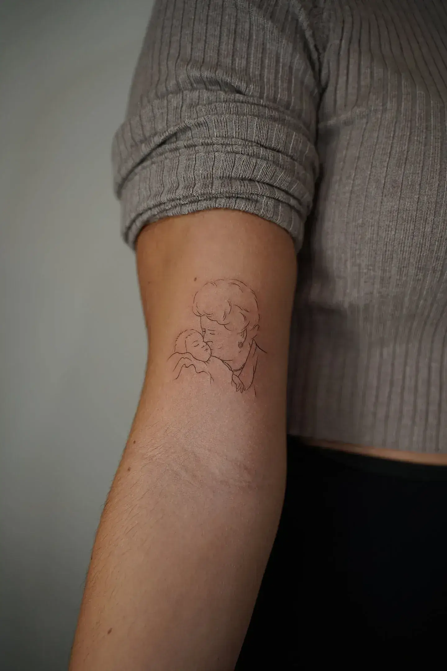 69) Abuela besando a su nieto en estilo lineal
