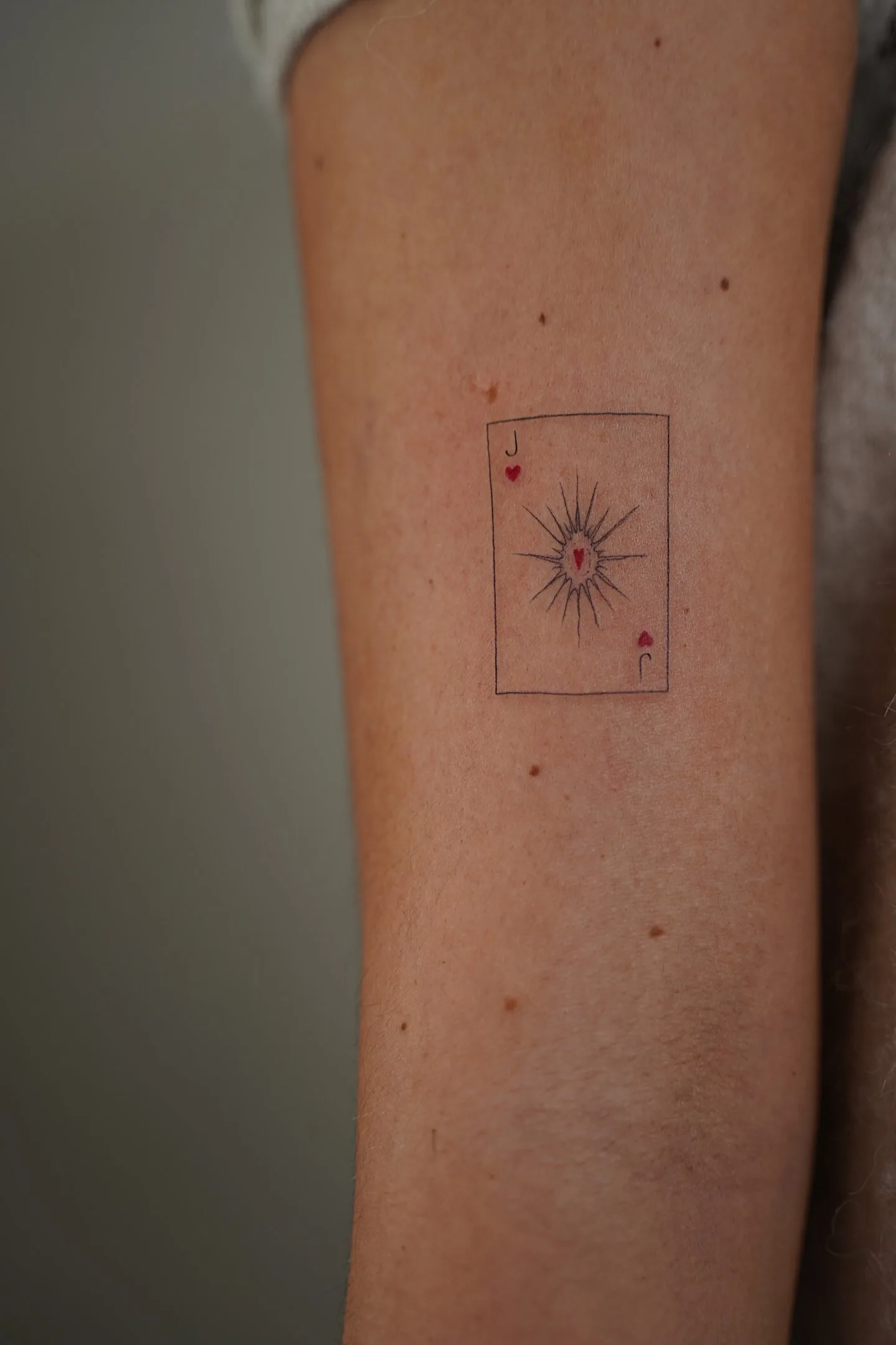 71) Jota de corazones con detalle en rojo