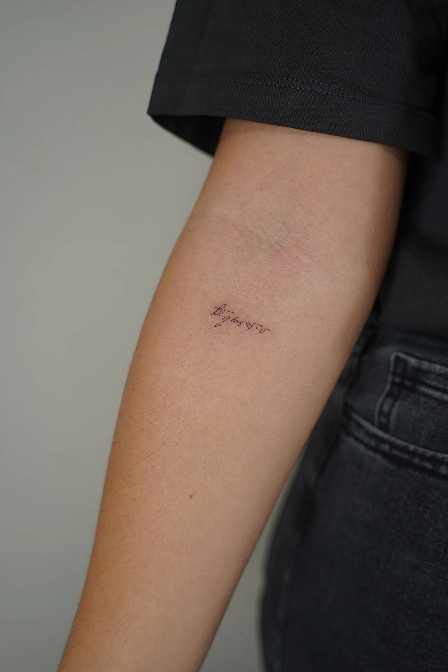 74) “te quiero” manuscrito en el antebrazo