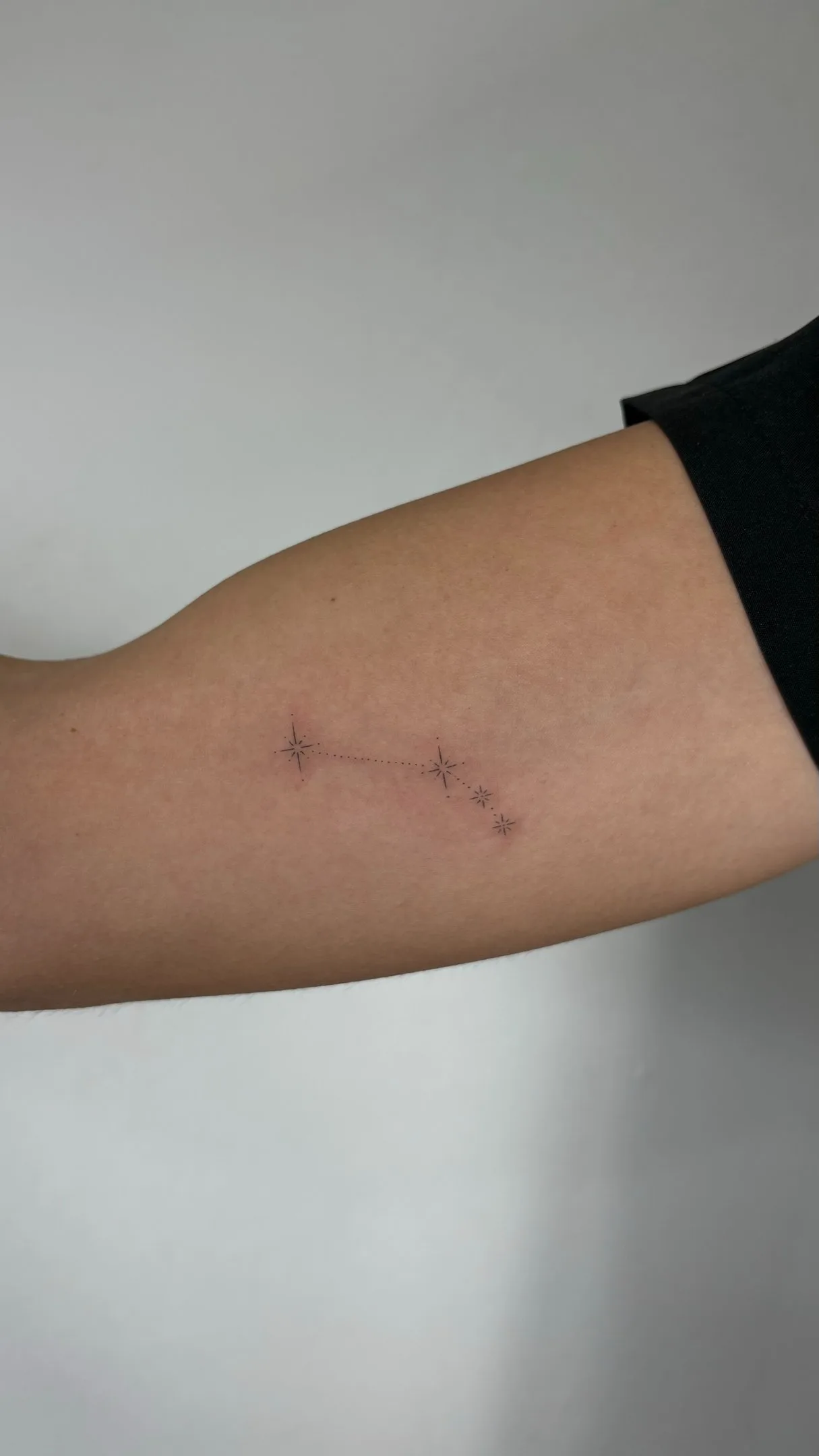 1) Constelación de estrellas en el brazo