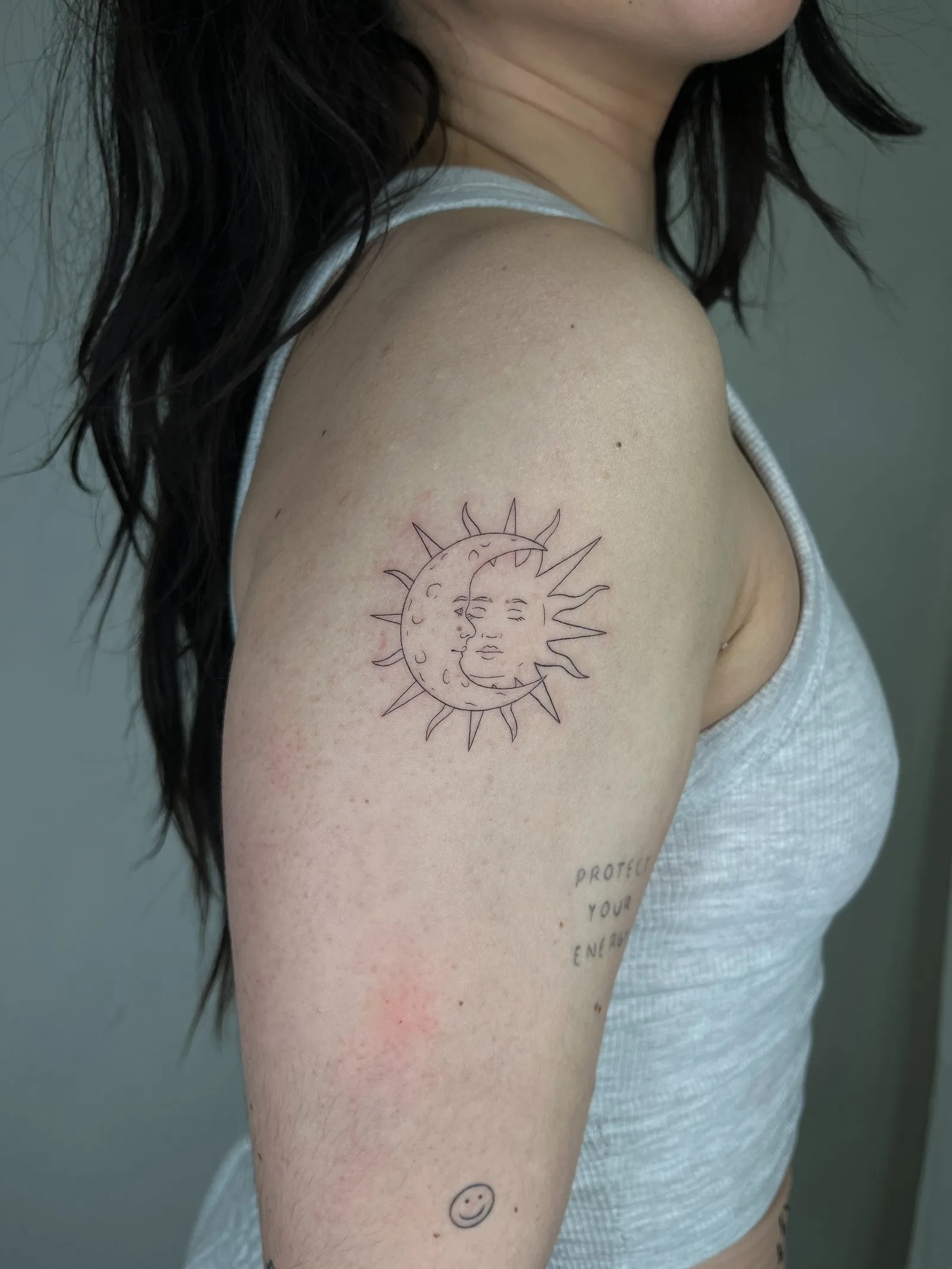 2) Sol y luna con rostros en el hombro