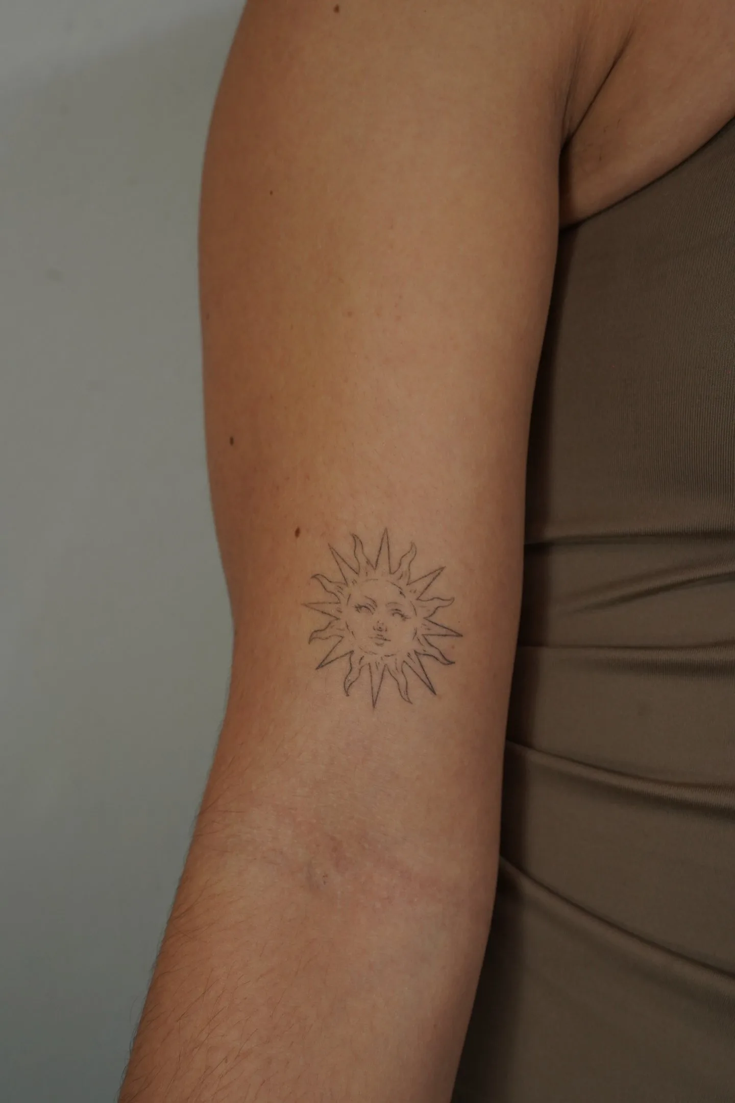 5) Sol con rostro en el brazo