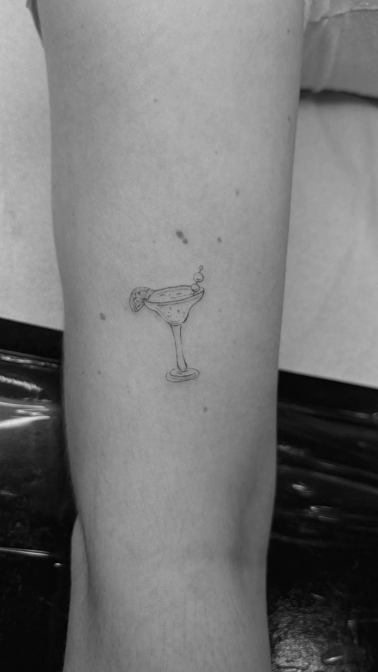 6) Copa de martini en el antebrazo