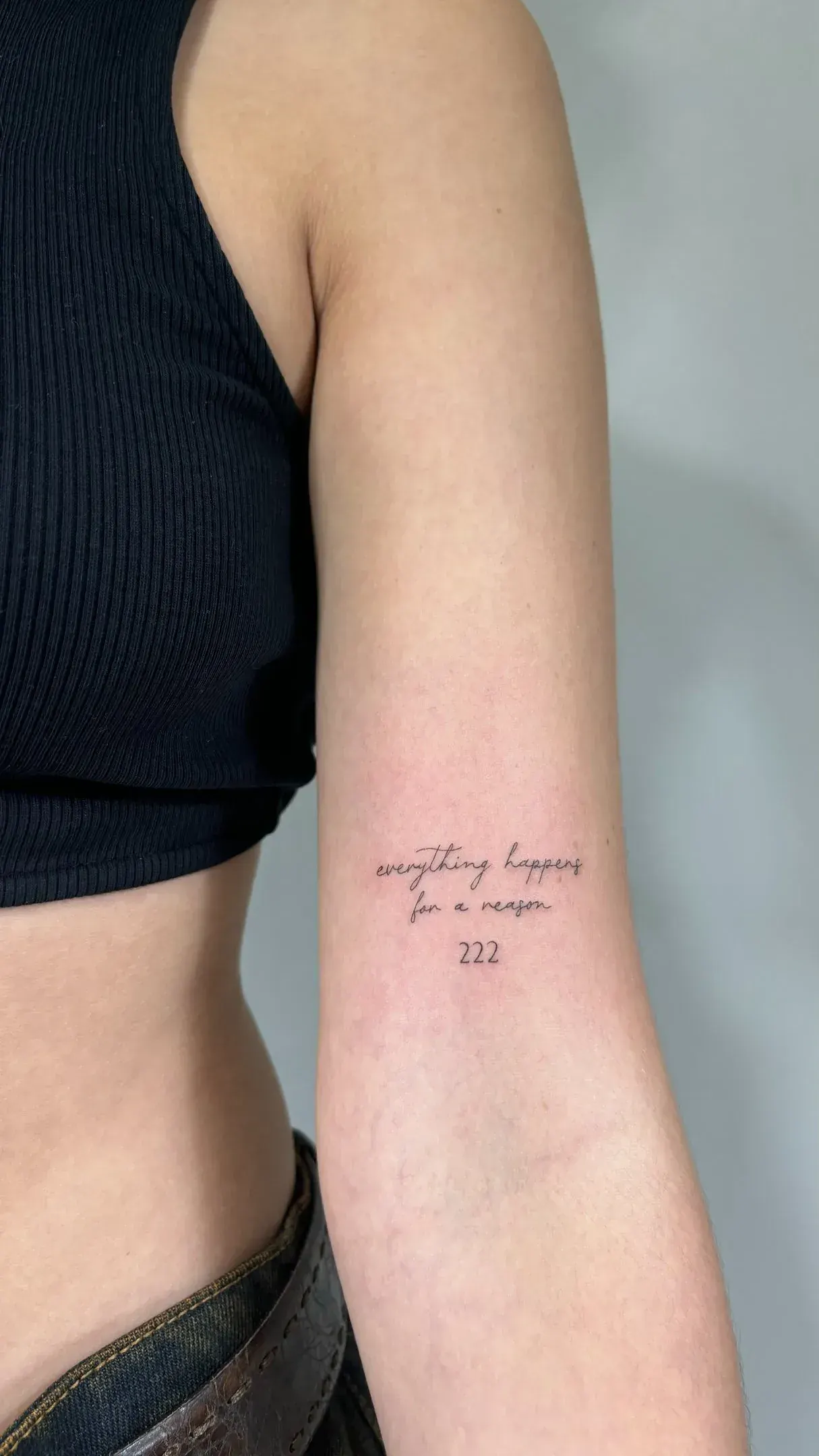 11) "Everything happens for a reason" y 222 en el antebrazo