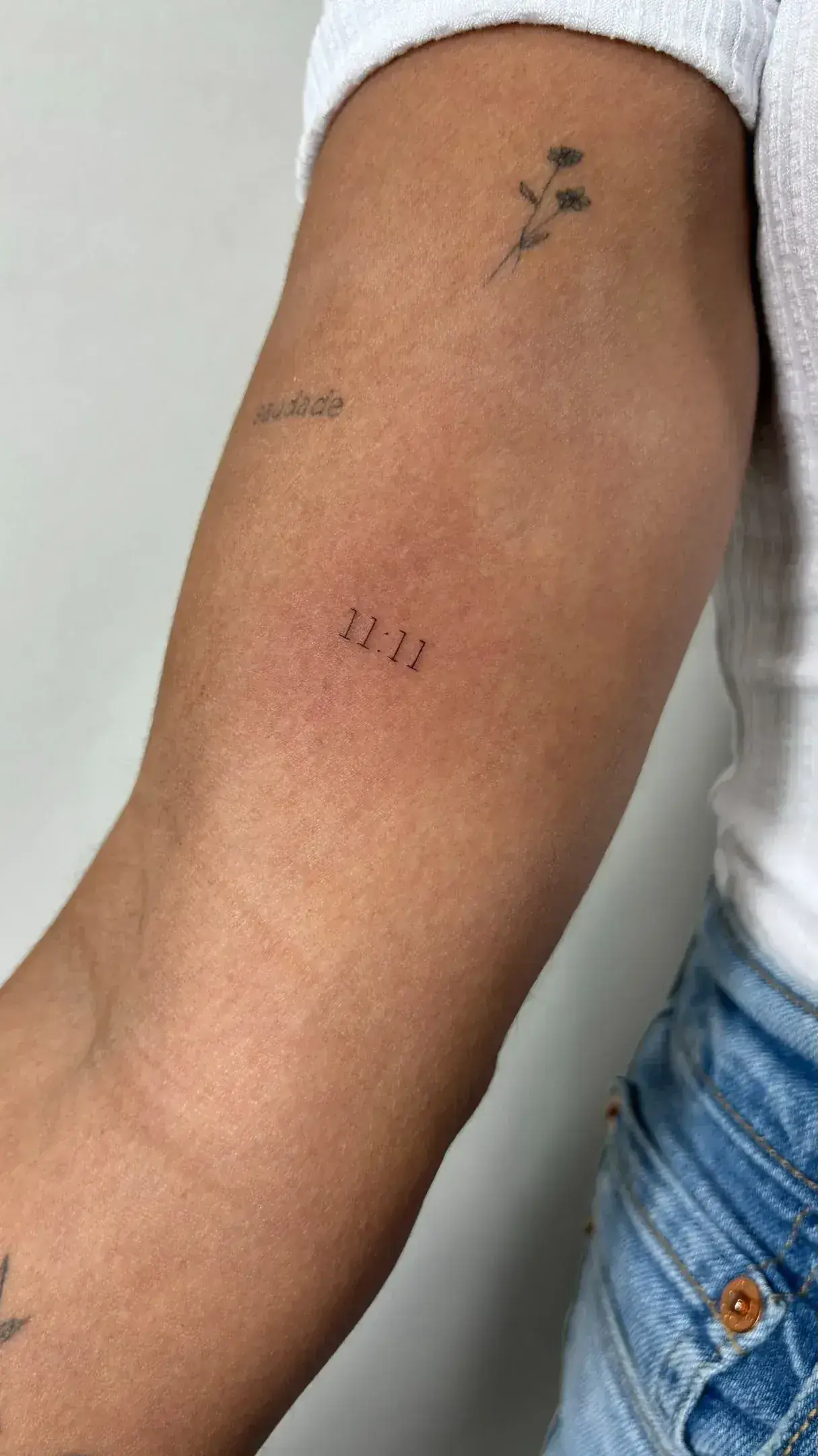 15) "11:11" en el antebrazo