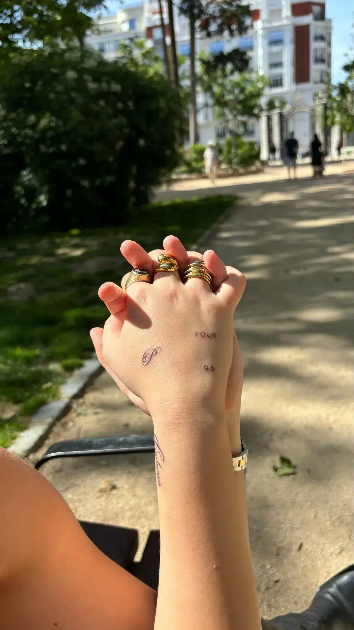 18) Colección de tatuajes en el dorso de la mano