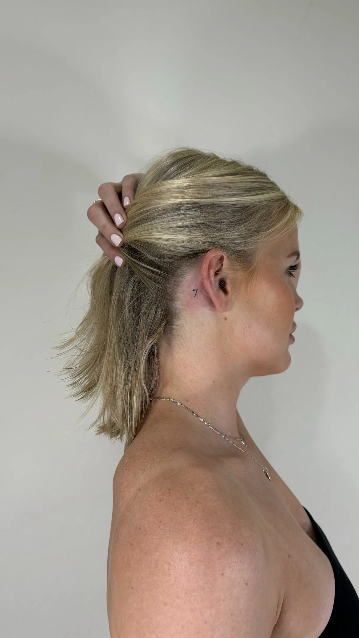 22) Número "7" detrás de la oreja