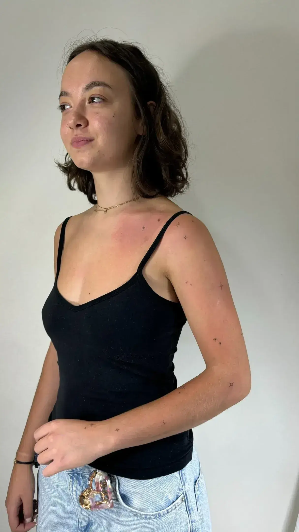 30) Constelación de estrellas dispersas por el hombro y el brazo